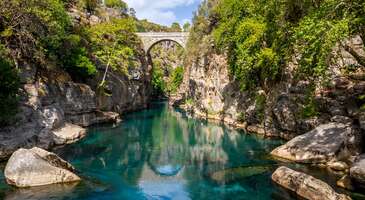 T&uuml;rkiye, doğal g&uuml;zellikleriyle b&uuml;y&uuml;leyen coğrafyasında etkileyici kanyonlara ev sahipliği yapıyor. &Uuml;lkenin farklı b&ouml;lgelerine yayılan bu eşsiz doğa harikaları, derin vadileri, dik kayalıkları, berrak suları ve yemyeşil bitki &ouml;rt&uuml;s&uuml;yle hem macera hem de doğa severleri kendine hayran bırakıyor. Kanyonların bazıları tarih&icirc; kalıntılar arasında saklanırken, bazıları ise rafting, kano ve trekking gibi doğa sporlarıyla adrenalin dolu anlar yaşatıyor.&nbsp; Akdeniz&rsquo;den Karadeniz&rsquo;e, Ege&rsquo;den Doğu Anadolu&rsquo;ya uzanan bu kanyonlar, T&uuml;rkiye&rsquo;nin doğal zenginliklerini keşfetmek isteyenler i&ccedil;in unutulmaz bir deneyim sunuyor. 1. Saklıkent Kanyonu - Muğla Muğla&rsquo;nın Fethiye il&ccedil;esinde bulunan Saklıkent Kanyonu, T&uuml;rkiye&rsquo;nin en etkileyici doğal oluşumlarından biri. 18 kilometre uzunluğa ve 300 metreye varan y&uuml;ksek duvarlarıyla seni b&uuml;y&uuml;leyecek devasa kanyon, adeta bir a&ccedil;ık hava macera parkuru. Kanyonun buz gibi sularında serinleyebilir, dar ge&ccedil;itlerde ve kayalık patikalarda adrenalin dolu bir y&uuml;r&uuml;y&uuml;şe &ccedil;ıkabilirsin.&nbsp; &Ouml;zellikle yaz aylarında binlerce turistin akın ettiği Saklıkent Kanyonu, doğa sporları tutkunları ve fotoğraf&ccedil;ılar i&ccedil;in de ideal bir yer. Saklıkent Kanyonu&rsquo;nun derinliklerine doğru ilerledik&ccedil;e şelaleler ve doğal havuzlarla karşılaşman da m&uuml;mk&uuml;n. Saklıkent, sadece maceraperestler i&ccedil;in değil, ailesiyle keyifli bir g&uuml;n ge&ccedil;irmek isteyenler i&ccedil;in de harika bir se&ccedil;enek.&nbsp; Nasıl gidilir?: Fethiye&rsquo;ye yaklaşık 50 km mesafede bulunan Saklıkent Kanyonu'na Fethiye'den kalkan &ouml;zel dolmuşlar veya Kaş y&ouml;n&uuml;ne giden otob&uuml;slerle ulaşabilirsin. &Ouml;l&uuml;deniz veya Patara gibi pop&uuml;ler turistik noktalardan da taksi veya ara&ccedil; kiralayarak kanyona ulaşman m&uuml;mk&uuml;n. Kanyonun girişinde geniş bir otoparkın olması da &ouml;zel aracıyla gelenlere b&uuml;y&uuml;k kolaylık sağlıyor. Konum Linki {calismasaatleri}Giriş &uuml;creti&nbsp; Tam: 65 TL İndirimli: 35 TL Kredi kartı ve M&uuml;zeKart ge&ccedil;erli değil. A&ccedil;ık olduğu saatler Haftanın her g&uuml;n&uuml; 08.45-17.35 saatleri arasında a&ccedil;ık.{/calismasaatleri} {insightBoxStart}Yazar Notu: Saklıkent Kanyonu girişinde yer alan tahta k&ouml;pr&uuml;ler ve nehir kenarındaki restoranlar da hem dinlenme hem de eşsiz manzaralar eşliğinde y&ouml;resel lezzetleri tatma fırsatı veriyor.{insightBoxEnd} 2. K&ouml;pr&uuml;l&uuml; Kanyon - Antalya Antalya'nın Manavgat il&ccedil;esindeki K&ouml;pr&uuml;l&uuml; Kanyon, T&uuml;rkiye'nin en &uuml;nl&uuml; doğal g&uuml;zelliklerinden biri olarak &ouml;ne &ccedil;ıkıyor. 14 kilometre uzunluğa ve 100 metreye varan y&uuml;ksek kayalıklarıyla b&uuml;y&uuml;leyici bir manzara sunan kanyon, &ouml;zellikle rafting tutkunları i&ccedil;in tam bir cennet. K&ouml;pr&uuml;&ccedil;ay Nehri'nin hır&ccedil;ın sularında adrenalin dolu bir macera yaşamak istiyorsan, burada profesyonel rehberler eşliğinde rafting yaparak unutulmaz anlar yaşayabilirsin. K&ouml;pr&uuml;l&uuml; Kanyon, aynı zamanda trekking ve doğa fotoğraf&ccedil;ılığı i&ccedil;in de pop&uuml;ler bir rota. Antik d&ouml;nemden kalma Oluk K&ouml;pr&uuml; ve Bugrum K&ouml;pr&uuml;s&uuml; gibi tarih&icirc; yapılar, kanyona ayrı bir atmosfer katıyor. K&ouml;pr&uuml;l&uuml; Kanyon Milli Parkı i&ccedil;inde yer alan bu b&ouml;lge, zengin bitki ve vahşi yaşam &ccedil;eşitliliğiyle de dikkat &ccedil;ekiyor.&nbsp; Yaz aylarında K&ouml;pr&uuml;l&uuml; Kanyon&rsquo;un serin sularında y&uuml;zme molası verebilir, sarp kayaların etrafını saran yeşil vadilerin ve devasa kaya oluşumlarının b&uuml;y&uuml;leyici manzarasının tadını doyasıya &ccedil;ıkarabilirsin. Ayrıca nehir kenarındaki restoranlarda alabalık ve y&ouml;resel lezzetleri tadabilir, doğayla i&ccedil; i&ccedil;e huzurlu zaman ge&ccedil;irebilirsin. Hem macera hem de huzur arayanlar i&ccedil;in K&ouml;pr&uuml;l&uuml; Kanyon, Antalya'nın keşfedilmeye değer duraklarından biri. Nasıl gidilir?: Antalya&rsquo;ya 90 km, Manavgat'a ise 45 km mesafede bulunan K&ouml;pr&uuml;l&uuml; Kanyon&rsquo;a Antalya Havalimanı'ndan ara&ccedil; kiralayarak veya Manavgat dolmuşlarıyla ulaşabilirsin. &Ouml;zel aracınla ise Antalya-Alanya karayolunda Beşkonak y&ouml;n&uuml;ndeki tabelaları takip etmen yeterli. Konum Linki {calismasaatleri}Giriş &uuml;creti&nbsp; &Uuml;cretsiz. A&ccedil;ık olduğu saatler Haftanın her g&uuml;n&uuml; 24 saat a&ccedil;ık.{/calismasaatleri} {insightBoxStart}Yazar Notu: Saklıkent Kanyonu girişinde yer alan tahta k&ouml;pr&uuml;ler ve nehir kenarındaki restoranlar da hem dinlenme hem de eşsiz manzaralar eşliğinde y&ouml;resel lezzetleri tatma fırsatı veriyor.{insightBoxEnd} 3. Ihlara Vadisi - Aksaray D&uuml;nyanın 2. b&uuml;y&uuml;k kanyonu olarak bilinen Ihlara Vadisi, Melendiz &Ccedil;ayı'nın binlerce yılda şekillendirdiği 14 kilometrelik bir doğa harikası. Kanyon vadisi, zengin bitki &ouml;rt&uuml;s&uuml;n&uuml;n yanı sıra &ccedil;arpıcı kilise ve şapelleriyle de doğa, tarih, sanat ve k&uuml;lt&uuml;r&uuml; bir arada sunuyor. 100 metre derinliğindeki Ihlara Vadisi, kayalara oyulmuş 100'den fazla kilise ve kaya yerleşimleriyle adeta bir a&ccedil;ık hava m&uuml;zesini andırıyor. Bizans d&ouml;neminden kalma Yılanlı ve S&uuml;mb&uuml;ll&uuml; gibi freskli kiliseleri keşfederken Ihlara Vadisi&rsquo;nin yeşil dokusunda tarihle i&ccedil; i&ccedil;e bir yolculuğa &ccedil;ıkacaksın. &Ouml;zellikle ilkbaharda reng&acirc;renk a&ccedil;an &ccedil;i&ccedil;ekler ve kelebeklerle Ihlara, fotoğraf tutkunları i&ccedil;in de eşsiz kareler sunuyor. Vadi boyunca uzanan y&uuml;r&uuml;y&uuml;ş parkurları, hem doğa sporları tutkunları hem de sakin bir piknik yapmak isteyenler i&ccedil;in ideal. Melendiz &Ccedil;ayı'nın şırıl şırıl akan suları eşliğinde yapacağın keyifli bir y&uuml;r&uuml;y&uuml;ş&uuml;n ardından vadideki &ccedil;ardaklarda g&ouml;zleme yiyebilir ve lezzetli k&ouml;y kahvaltısını deneyebilirsin. Nasıl gidilir?: Ihlara Vadisi, Aksaray&rsquo;a 40 km, Nevşehir'e ise 90 km mesafede ve Aksaray Otogarı'ndan kalkan dolmuşlarla vadiye ulaşım m&uuml;mk&uuml;n. &Ouml;zel aracınla geliyorsan Aksaray-Nevşehir karayolundaki Ihlara Vadisi tabelalarını takip edebilir, vadinin girişinde bulunan ara&ccedil; park alanını kullanabilirsin. Nevşehir Kapadokya Havalimanı'na gelip buradan ara&ccedil; kiralamak da bir se&ccedil;enek. Konum Linki {calismasaatleri}Giriş &uuml;creti&nbsp; &Uuml;cretsiz. A&ccedil;ık olduğu saatler Haftanın her g&uuml;n&uuml; 24 saat a&ccedil;ık.{/calismasaatleri} {insightBoxStart}Yazar notu: Kapadokya turlarının bir&ccedil;oğunun programında Ihlara Vadisi de yer alıyor. Kapadokya'nın d&uuml;nyaca &uuml;nl&uuml; peribacalarından sonra b&ouml;lgenin en etkileyici jeolojik oluşumu olarak kabul edilen Ihlara Vadisi, mutlaka yakından g&ouml;rmen gereken eşsiz bir yer.{insightBoxEnd} 4. Ulubey Kanyonu - Uşak Ulubey Kanyonu, yaklaşık 75 km uzunluğu ve 170 metre derinliği ile d&uuml;nyanın en b&uuml;y&uuml;k kanyonlarından biri. "T&uuml;rkiye'nin Grand Canyon'u" olarak da bilinen bu doğa harikası, muhteşem jeolojik oluşumları ve g&ouml;rkemli manzarasıyla ziyaret&ccedil;ilerini b&uuml;y&uuml;l&uuml;yor. Kanyon &uuml;zerinde bulunan cam seyir terası da adrenalin tutkunlarına unutulmaz bir deneyim yaşatırken, aynı zamanda kanyonun derinliklerinde akan Banaz &Ccedil;ayı'nın oluşturduğu manzaranın b&uuml;t&uuml;n g&uuml;zelliğini sergiliyor.&nbsp; &Ouml;zellikle g&uuml;n batımında kanyonun aldığı altın rengi tonlar, kartpostal g&uuml;zelliğinde fotoğraflar &ccedil;ekmek i&ccedil;in ideal. Kanyonun eşsiz manzarasını seyrederken &ccedil;evredeki kır lokantalarında y&ouml;resel lezzetleri tadarak gezinin b&uuml;t&uuml;n yorgunluğunu atabilirsin. Son yıllarda yapılan d&uuml;zenlemelerle ziyaret&ccedil;i dostu hale getirilen Ulubey Kanyonu, Uşak'ın en &ouml;nemli ve g&ouml;r&uuml;lmesi gereken değerlerinden biri. Nasıl gidilir?: Uşak merkezine 30 km mesafedeki Ulubey Kanyonu&rsquo;naUşak Otogarı'ndan kalkan Ulubey dolmuşlarıyla yaklaşık 40 dakikada kanyona ulaşabilirsin. &Ouml;zel aracınla geleceksen Uşak-Afyon karayolu &uuml;zerinden Ulubey tabelalarını takip etmen yeterli. Kanyon girişinde geniş ve &uuml;cretsiz otopark alanı bulunuyor. Uşak merkezden taksi tutmak veya ara&ccedil; kiralamak da diğer ulaşım se&ccedil;enekleri arasında. Konum Linki {calismasaatleri}Giriş &uuml;creti&nbsp; &Uuml;cretsiz. A&ccedil;ık olduğu saatler Haftanın her g&uuml;n&uuml; 24 saat a&ccedil;ık.{/calismasaatleri} {insightBoxStart}Yazar notu: Doğa y&uuml;r&uuml;y&uuml;şleri, foto safari ve kamp aktiviteleri i&ccedil;in ideal bir ortama sahip olan Ulubey Kanyonu, aynı zamanda b&ouml;lgenin jeoturizm potansiyelini de ortaya koyuyor.{insightBoxEnd} 5. G&ouml;yn&uuml;k Kanyonu - Antalya Antalya&rsquo;nın keşfedilmeye değer doğa harikalarından biri olan G&ouml;yn&uuml;k Kanyonu, tabiatın b&uuml;y&uuml;leyici g&uuml;zelliklerini bir araya getiren eşsiz bir yer. Toros Dağları&rsquo;nın eteklerinde, &ccedil;am ağa&ccedil;larının arasında uzanan kanyon, kristal berraklığındaki turkuaz sularıyla, dik kaya duvarlarıyla ve şelaleleriyle &uuml;nl&uuml;. &Ouml;zellikle sıcak yaz g&uuml;nlerinde serinlemek isteyenler i&ccedil;in ideal bir ka&ccedil;ış noktası olan G&ouml;yn&uuml;k Kanyonu&rsquo;nun doğal havuzlarında y&uuml;zebilir, şelalelerin serin suyu i&ccedil;inde y&uuml;r&uuml;y&uuml;ş yapabilir ve zipline veya kanyon ge&ccedil;işi gibi adrenalin dolu aktivitelerin tadını &ccedil;ıkarabilirsin Ayrıca G&ouml;yn&uuml;k Kanyonu, Likya Yolu g&uuml;zergahında yer aldığı i&ccedil;in doğa y&uuml;r&uuml;y&uuml;ş&ccedil;&uuml;leri tarafından da sık&ccedil;a tercih ediliyor. Nasıl gidilir?: G&ouml;yn&uuml;k Kanyonu, Antalya merkezine yaklaşık 36 kilometre mesafede. Kanyona &ouml;zel aracınla gitmeyi planlıyorsan, D400 karayolunu kullanarak G&ouml;yn&uuml;k beldesine ulaştıktan sonra kanyona y&ouml;nlendiren tabelaları takip edebilirsin. Kanyon, G&ouml;yn&uuml;k&rsquo;&uuml;n merkezinden yaklaşık 4 kilometre uzaklıkta ve girişe kadar asfalt bir yol var. Toplu taşıma ara&ccedil;larını tercih edenler i&ccedil;in ise Antalya Otogarı&rsquo;ndan kalkan Kemer minib&uuml;slerini kullanarak G&ouml;yn&uuml;k&rsquo;e ulaşabilir, ardından kanyona taksiyle veya y&uuml;r&uuml;yerek devam edebilirler. Ayrıca yaz aylarında bazı oteller ve tur operat&ouml;rleri de kanyona d&uuml;zenli servisler sunuyor. Konum Linki {calismasaatleri}Giriş &uuml;creti&nbsp; 180 TL. A&ccedil;ık olduğu saatler Haftanın her g&uuml;n&uuml; 09.00-18.30 saatleri arasında a&ccedil;ık.{/calismasaatleri} {insightBoxStart}İpucu: En iyi otel fiyatlarını tek bir yerde g&ouml;rmek, se&ccedil;eceğin otel hakkında bilgi almak ve saniyeler i&ccedil;inde rezervasyon yapmak i&ccedil;in ENUYGUN'da otel araştırmasına başlayabilirsin.{insightBoxEnd} {hotel_search_form_banner} 6. Valla Kanyonu - Kastamonu T&uuml;rkiye'nin gizemli doğa harikası olan Valla Kanyonu, &uuml;lkemizin en derin ve en etkileyici kanyonlarından biri. Yaklaşık 800-1200 metre derinliğe ve 12 kilometre uzunluğa sahip olan Valla Kanyonu, Devrekani &Ccedil;ayı&rsquo;nın yıllar boyunca kayaları aşındırmasıyla oluşmuş ve bug&uuml;n nefes kesici bir doğal g&uuml;zelliğe sahip. Doğa y&uuml;r&uuml;y&uuml;ş&uuml; yapmak, vahşi yaşamı g&ouml;zlemlemek ve etkileyici manzaraların keyfini &ccedil;ıkarmak isteyenler i&ccedil;in ideal olan kanyonun giriş noktasında yer alan seyir terası ise b&ouml;lgenin muhteşem panoramik manzarasının fotoğraf &ccedil;ekmek i&ccedil;in harika bir fırsat veriyor. Kanyonun temiz havası, yemyeşil ormanları ve kuş sesleri arasında ruhunu dinlendirebilirsin. Valla Kanyonu&rsquo;nu ziyaret ederken uygun y&uuml;r&uuml;y&uuml;ş ayakkabıları ve su gibi temel ihtiya&ccedil;larını yanına almayı unutma. Nasıl gidilir?: Valla Kanyonu, Kastamonu merkezine yaklaşık 110 kilometre mesafede, Pınarbaşı il&ccedil;esine bağlı Muratbaşı k&ouml;y&uuml; sınırlarında yer alıyor. &Ouml;zel ara&ccedil;la seyahat edenler i&ccedil;in en kolay rota, Kastamonu&rsquo;dan Pınarbaşı il&ccedil;esine ulaşmak ve ardından yaklaşık 26 kilometrelik bir yolculukla Muratbaşı k&ouml;y&uuml;ne gitmek. K&ouml;yden sonra kanyonun girişine y&uuml;r&uuml;yerek ulaşabilirsin. Toplu taşıma ile gitmek isteyenler i&ccedil;in Kastamonu Otogarı&rsquo;ndan Pınarbaşı&rsquo;na minib&uuml;sler var. Ancak Pınarbaşı&rsquo;ndan Muratbaşı k&ouml;y&uuml;ne ulaşım i&ccedil;in taksi veya yerel ara&ccedil;lar gerekebilir. Konum Linki {calismasaatleri}Giriş &uuml;creti&nbsp; Tam: 25 TL. &Ouml;ğrenci 15 TL. A&ccedil;ık olduğu saatler Haftanın her g&uuml;n&uuml; 08.30-19.30 saatleri arasında a&ccedil;ık.{/calismasaatleri} 7. Ballıkayalar Kanyonu - Kocaeli Ballıkayalar Kanyonu, İstanbul&rsquo;a yakınlığıyla doğa ve macera tutkunlarının sık&ccedil;a tercih ettiği eşsiz bir destinasyon. Ballıkayalar Tabiat Parkı i&ccedil;inde yer alan kanyon, yemyeşil ormanları, berrak akarsuları ve eşsiz kaya oluşumlarıyla ziyaret&ccedil;ilerine huzur dolu bir ka&ccedil;ış noktası sunuyor. Y&uuml;r&uuml;y&uuml;ş parkurları, kaya tırmanışı ve kamp alanlarıyla Ballıkayalar Kanyonu, hem macera arayanlar hem de doğada keyifli bir g&uuml;n yaşatıyor.&nbsp; Kanyonun ortasından akan dereler ve k&uuml;&ccedil;&uuml;k şelaleler de sana g&ouml;rsel bir ş&ouml;len sunacak. Yaklaşık 1,5 kilometre uzunluğundaki Ballıkayalar Kanyonu, y&uuml;r&uuml;y&uuml;ş ve keşif i&ccedil;in kolaylıkla gezilebilir bir rota sunarken, doğal g&uuml;zellikleriyle de b&uuml;y&uuml;leyici bir atmosfer yaratıyor. Ballıkayalar Kanyonu, tarih&icirc; yapısıyla da dikkat &ccedil;ekiyor.&nbsp; İstanbul&rsquo;a yaklaşık 1 saat uzaklıkta bulunan kanyonun huzur veren atmosferinde kendini doğaya bırakabilir ve şehir hayatının stresinden uzaklaşabilirsin.&nbsp; Nasıl gidilir?: Ballıkayalar Kanyonu, Kocaeli&rsquo;nin Gebze il&ccedil;esine bağlı Tavşanlı K&ouml;y&uuml; sınırlarında yer alıyor ve İstanbul&rsquo;a yaklaşık 1 saatlik mesafede. &Ouml;zel ara&ccedil;la gitmek isteyenler, D-100 karayolu veya TEM Otoyolu &uuml;zerinden Gebze&rsquo;ye ulaştıktan sonra Tavşanlı K&ouml;y&uuml; tabelalarını takip ederek kanyona ulaşabilirler. Kanyon, Gebze merkeze yaklaşık 10 kilometre uzaklıkta ve yol boyunca y&ouml;nlendirici tabelalar var. Toplu taşımayı tercih edenler i&ccedil;in ise Gebze Otogarı&rsquo;ndan Tavşanlı K&ouml;y&uuml;&rsquo;ne minib&uuml;sler kalkıyor. Minib&uuml;sle k&ouml;ye ulaştıktan sonra kısa bir y&uuml;r&uuml;y&uuml;şle kanyona varabilirsin. Konum Linki {calismasaatleri}Giriş &uuml;creti&nbsp; Tam: 60 TL. İndirimli: 30 TL. A&ccedil;ık olduğu saatler Haftanın her g&uuml;n&uuml; 24 saat a&ccedil;ık.{/calismasaatleri} 8. Sapadere Kanyonu - Antalya Toros Dağları'nın eteklerinde uzanan Sapadere Kanyonu, el değmemiş doğal g&uuml;zellikleri ve serin havasıyla sıcak yaz ayları i&ccedil;in harika bir rota. Sapadere Kanyonu, yaklaşık 750 metre uzunluğunda ve 400 metre y&uuml;ksekliğinde. Kayaların arasından akan berrak suyu, şelaleleri ve zengin bitki &ouml;rt&uuml;s&uuml;yle &ccedil;ok ilgi g&ouml;ren kanyon, tam anlamıyla huzur ve macerayı bir araya getiriyor. Kanyon boyunca uzanan ahşap y&uuml;r&uuml;y&uuml;ş yolları sayesinde doğayı keşfetmek olduk&ccedil;a keyifli ve her yaştan insan i&ccedil;in harika bir deneyim. Sapadere Kanyonu, doğal g&uuml;zelliklerin yanı sıra &ccedil;evresinde yerel lezzetleri tadabileceğin restoranlar ve dinlenme alanlarıyla da dikkat &ccedil;ekiyor.&nbsp; Sapadere Kanyonu&rsquo;na girişte seni b&uuml;y&uuml;leyici bir şelale bekliyor, bu şelale yaz aylarında bile serin kalan doğal havuzuyla &uuml;nl&uuml;. Bu havuzda sıcak g&uuml;nlerde buz gibi sularda serinleyebilir ve her k&ouml;şede harika fotoğraflar &ccedil;ekebilirsin. Doğayla i&ccedil; i&ccedil;e bir g&uuml;n ge&ccedil;irmek ve şehir hayatının stresinden uzaklaşmak isteyenler i&ccedil;in Sapadere Kanyonu, Antalya&rsquo;nın mutlaka g&ouml;r&uuml;lmesi gereken yerlerinden biri. Nasıl gidilir?: Sapadere Kanyonu, Antalya&rsquo;nın Alanya il&ccedil;esine yaklaşık 40 kilometre uzaklıkta ve &ouml;zel ara&ccedil;la D400 karayolu &uuml;zerinden Sapadere y&ouml;n&uuml;ne doğru ilerleyerek yaklaşık 45 dakikada kanyona ulaşabilirsin. Yol boyunca Toros Dağları'nın eşsiz manzarası da sana eşlik edecek. İstersen Alanya&rsquo;dan Sapadere Kanyonu&rsquo;na d&uuml;zenlenen g&uuml;n&uuml;birlik turlara katılabilir veya taksiyle de kanyona ulaşım sağlayabilirsin. Ayrıca bazı yerel minib&uuml;sler de kanyona ulaşım imk&acirc;nı sunuyor. Konum Linki {calismasaatleri}Giriş &uuml;creti&nbsp; 30 TL. A&ccedil;ık olduğu saatler Haftanın her g&uuml;n&uuml; 09.00-18.30 saatleri arasında a&ccedil;ık.{/calismasaatleri} 9. Tokatlı Kanyonu - Karab&uuml;k Safranbolu&rsquo;da doğal g&uuml;zellikleriyle dikkat &ccedil;eken bir doğa harikası da Tokatlı Kanyonu. Safranbolu'nun eşsiz mimarisi ve k&uuml;lt&uuml;rel mirasıyla birleşen, yaklaşık 9 kilometre uzunluğundaki kanyon, dik kayalıkları, yemyeşil bitki &ouml;rt&uuml;s&uuml; ve huzur verici atmosferiyle g&ouml;r&uuml;lmeye değer. Tokatlı Kanyonu boyunca uzanan y&uuml;r&uuml;y&uuml;ş yolları ve ahşap platformlar sayesinde kolayca manzaranın tadını &ccedil;ıkarabilirsin.&nbsp; Kanyonun &uuml;nl&uuml; cam teras ise 80 metre y&uuml;kseklikten eşsiz bir manzara sunarak adrenalin dolu bir deneyim yaşamak isteyenleri kendine &ccedil;ekiyor. Tokatlı Kanyonu, aynı zamanda tarih&icirc; ve k&uuml;lt&uuml;rel zenginliklerle dolu bir gezi deneyimi de yaşatıyor. Kanyonun girişindeki antik su kemerleri, b&ouml;lgenin ge&ccedil;mişine ışık tutarken, doğayla tarihin uyumunu da g&ouml;zler &ouml;n&uuml;ne seriyor. Doğanın, tarihin ve huzurun bir araya geldiği Tokatlı Kanyonu, Safranbolu ziyaretinde mutlaka g&ouml;rmen gereken yerler arasında. Nasıl gidilir?: Safranbolu il&ccedil;e merkezine sadece 3 kilometre mesafede bulunan Tokatlı Kanyonu&rsquo;na &ouml;zel ara&ccedil;la tabelaları takip ederek kısa s&uuml;rede ulaşabilirsin. Safranbolu&rsquo;dan kanyon &ccedil;evresine taksiyle veya y&uuml;r&uuml;yerek de gitmek m&uuml;mk&uuml;n. Ayrıca kanyon &ccedil;evresindeki cam teras gibi &ouml;nemli noktalar da tabelalarla y&ouml;nlendirilmiş. Konum Linki {calismasaatleri}Giriş &uuml;creti&nbsp; 30 TL - 50 TL arası. A&ccedil;ık olduğu saatler Haftanın her g&uuml;n&uuml; 24 saat a&ccedil;ık.{/calismasaatleri} {insightBoxStart}Yazar Notu: Kanyonun &ccedil;evresinde bulunan k&uuml;&ccedil;&uuml;k restoranlarda y&ouml;resel Safranbolu lezzetleri tadabilir veya dinlenerek doğanın keyfini &ccedil;ıkarabilirsin.{insightBoxEnd} 10. Şahinkaya Kanyonu - Samsun T&uuml;rkiye&rsquo;nin en uzun kanyonlarından biri olan Şahinkaya Kanyonu, Altınkaya Baraj G&ouml;l&uuml;&rsquo;n&uuml;n b&uuml;y&uuml;leyici manzarasını tamamlıyor. Kanyon, yaklaşık 3 kilometre uzunluğundaki dik kayalıkları ve berrak sularıyla huzur dolu bir atmosfere sahip. Tekne turlarıyla Şahinkaya Kanyonu&rsquo;nun derinliklerini keşfedebilir, kayalıkların heybetli manzarası eşliğinde benzersiz bir yolculuk yapabilirsin. Ayrıca kanyon &ccedil;evresindeki y&uuml;r&uuml;y&uuml;ş parkurları ve seyir noktaları de doğanın tadını &ccedil;ıkarırken harika fotoğraf kareleri yakalama imk&acirc;nı veriyor. Şahinkaya Kanyonu, hem sakin bir ka&ccedil;amak arayanlar hem de doğayla i&ccedil; i&ccedil;e bir macera yaşamak isteyenler i&ccedil;in ideal bir yer. Şahinkaya Kanyonu, sadece doğal g&uuml;zellikleriyle değil, aynı zamanda sunduğu aktivitelerle de dikkat &ccedil;ekiyor. Tekne turlarının yanı sıra su sporları, kano ve balık&ccedil;ılık gibi aktiviteler de b&ouml;lgede olduk&ccedil;a pop&uuml;ler. Kanyonun &ccedil;evresinde piknik alanları ve k&uuml;&ccedil;&uuml;k kafeler var. Bu sayede doğanın keyfini &ccedil;ıkarırken dinlenmek ve y&ouml;resel lezzetleri de tadabilirsin. Doğanın b&uuml;y&uuml;leyici g&uuml;c&uuml;n&uuml; hissetmek ve unutulmaz bir deneyim yaşamak i&ccedil;in T&uuml;rkiye&rsquo;nin saklı kalmış doğa cennetlerinden Şahinkaya Kanyonu&rsquo;na uğrayabilirsin.&nbsp; Nasıl gidilir?: Samsun merkezine yaklaşık 120 kilometre uzaklıktaki Şahinkaya Kanyonu&rsquo;nu i&ccedil;in &ouml;ncelikle Vezirk&ouml;pr&uuml; il&ccedil;esine gitmen gerekiyor. Samsun&rsquo;dan Vezirk&ouml;pr&uuml;&rsquo;ye &ouml;zel ara&ccedil;la D795 karayolu &uuml;zerinden yaklaşık 2 saatlik yolculukla ulaşabilirsin. Vezirk&ouml;pr&uuml;&rsquo;den kanyona gitmek i&ccedil;in ise &ouml;zel ara&ccedil; veya taksi tercih edilebilir. Ayrıca b&ouml;lgeye d&uuml;zenlenen tur organizasyonlarıyla da ulaşım sağlanabiliyor. Konum Linki {calismasaatleri}Giriş &uuml;creti&nbsp; &Uuml;cretsiz. A&ccedil;ık olduğu saatler Haftanın her g&uuml;n&uuml; 24 saat a&ccedil;ık.{/calismasaatleri} {{campaignsSlider}} 11. Karanlık Kanyon - Erzincan T&uuml;rkiye&rsquo;nin en etkileyici kanyonlarından biri olan Karanlık Kanyon, yaklaşık 9 kilometre uzunluğunda. Fırat Nehri&rsquo;nin Karasu kolunun oluşturduğu derin vadilerden oluşan kanyon, adını ise kayalıkların oluşturduğu g&ouml;lgelik ve karanlık alanlardan alıyor. Karanlık Kanyon&rsquo;un dik yama&ccedil;ları, yer yer 800 metreye ulaşıyor ve her k&ouml;şesinde eşsiz manzaralar sunuyor. Kanyon boyunca yapılan tekne turları ise b&ouml;lgenin b&uuml;y&uuml;leyici doğal dokusunu keşfetmek i&ccedil;in en sevilen aktivitelerden.&nbsp; Ayrıca macera tutkunları i&ccedil;in kanyon &ccedil;evresinde kaya tırmanışı, doğa y&uuml;r&uuml;y&uuml;şleri ve fotoğraf&ccedil;ılık gibi &ccedil;eşitli etkinlikler yapmak da m&uuml;mk&uuml;n. Karanlık Kanyon, aynı zamanda Kemaliye&rsquo;nin k&uuml;lt&uuml;rel ve tarih&icirc; zenginlikleriyle de dikkat &ccedil;ekiyor.&nbsp; Nasıl gidilir?: Karanlık Kanyon, Erzincan merkezine 150 kilometre, Kemaliye il&ccedil;esine ise yaklaşık 10 kilometre uzaklıkta. Kanyona gitmek i&ccedil;in &ouml;ncelikle Kemaliye il&ccedil;esine ulaşman gerekiyor. Erzincan&rsquo;dan Kemaliye&rsquo;ye &ouml;zel ara&ccedil;la D100 karayolu ve ardından D885 karayolunu takip ederek yaklaşık 2,5 saatte gidebilirsin. Ayrıca Erzincan&rsquo;dan Kemaliye&rsquo;ye d&uuml;zenli olarak hareket eden otob&uuml;s ve minib&uuml;s seferleri de var. Kemaliye&rsquo;ye ulaştıktan sonra ise kanyon b&ouml;lgesine &ouml;zel ara&ccedil; veya kısa bir y&uuml;r&uuml;y&uuml;şle erişebilirsin. Kanyon i&ccedil;erisindeki tekne turları ve Taş Yolu&rsquo;ndaki y&uuml;r&uuml;y&uuml;şler, b&ouml;lgeyi en iyi şekilde keşfetmeni sağlayacak. Konum Linki {calismasaatleri}Giriş &uuml;creti&nbsp; &Uuml;cretsiz. A&ccedil;ık olduğu saatler Haftanın her g&uuml;n&uuml; 24 saat a&ccedil;ık.{/calismasaatleri} {insightBoxStart}Yazar Notu: Karanlık Kanyon&rsquo;a giden Taş Yolu, b&ouml;lgenin en ilgin&ccedil; yapılarından biri ve insan emeğiyle oyularak yapılmış dar ve etkileyici bir ge&ccedil;it. Bu yol, kanyonu keşfetmek isteyen ziyaret&ccedil;ilere ayrı bir deneyim sunuyor.{insightBoxEnd} 12. Yazılı Kanyon - Isparta Doğanın tarihle buluştuğu &ouml;zel yerlerden olan Yazılı Kanyon, hem doğal g&uuml;zellikleriyle hem de otantik dokusuyla seni b&uuml;y&uuml;leyecek bir cennet k&ouml;şesi. Toros Dağları&rsquo;nın eteklerinde uzanan kanyon, adını kayalar &uuml;zerindeki eski yazıtlardan ve kitabelerden alıyor. Antik d&ouml;nemden kalma bu yazıtlar, kanyonun tarih&icirc; &ouml;nemini artırıyor ve b&ouml;lgeye mistik bir hava katıyor. Yazılı Kanyon boyunca akan berrak Zindan &Ccedil;ayı ise huzur veren sesi ve serinletici etkisiyle doğa tutkunlarını kendine &ccedil;ekiyor. Kanyonun zengin bitki &ouml;rt&uuml;s&uuml; ve yaban hayatı da hem fotoğraf&ccedil;ılar hem de trekking tutkunları i&ccedil;in eşsiz fırsatlar veriyor.&nbsp; Yazılı Kanyon, doğa y&uuml;r&uuml;y&uuml;şleri, piknik alanları ve kamp imk&acirc;nlarıyla da ziyaret&ccedil;ilerine farklı aktiviteler sunuyor. &Ccedil;ayın kenarında y&uuml;r&uuml;y&uuml;ş yaparken, yemyeşil doğanın ve kuş sesleriyle ruhunun dinlendiğini hissedebilirsin. Ayrıca, kanyonun i&ccedil;erisindeki patikalar, hem amat&ouml;r hem de profesyonel y&uuml;r&uuml;y&uuml;ş&ccedil;&uuml;ler i&ccedil;in uygun rotalara sahip. Burada Likya Yolu&rsquo;na bağlanan antik bir yol bile var. Yazılı Kanyon, hem doğayla i&ccedil; i&ccedil;e vakit ge&ccedil;irmek isteyenler hem de tarihe dokunmak isteyenler i&ccedil;in ideal bir adres. Nasıl gidilir?: Isparta merkezine 100 kilometre uzaklıktaki Yazılı Kanyon, S&uuml;t&ccedil;&uuml;ler il&ccedil;esi sınırlarında yer alıyor. Kendi aracınla seyahat ediyorsan, Isparta&rsquo;dan S&uuml;t&ccedil;&uuml;ler y&ouml;n&uuml;ne doğru ilerleyerek kanyon tabelalarını takip edebilirsin. Yol boyunca Toros Dağları&rsquo;nın etkileyici manzarasını da izleyebilirsin. Toplu taşıma ile gitmek isteyenler i&ccedil;in ise &ouml;ncelikle Isparta&rsquo;dan S&uuml;t&ccedil;&uuml;ler&rsquo;e d&uuml;zenlenen minib&uuml;s veya otob&uuml;s kullanmalısın. S&uuml;t&ccedil;&uuml;ler&rsquo;den kanyona ulaşmak i&ccedil;in taksiyle kısa bir mesafe daha kat etmen yeterli. Konum Linki {calismasaatleri}Giriş &uuml;creti&nbsp; Tam: 45 TL İndirimli: 25 TL. A&ccedil;ık olduğu saatler Haftanın her g&uuml;n&uuml; 08.00 ile 20.00 saatleri arasında a&ccedil;ık.{/calismasaatleri} 13. Cehennem Deresi Kanyonu - Artvin Cehennem Deresi Kanyonu, g&ouml;z alıcı doğal g&uuml;zellikleri ve etkileyici yapısıyla T&uuml;rkiye&rsquo;nin en g&uuml;zel kanyonlarından. İsmi sert ve &uuml;rk&uuml;t&uuml;c&uuml; gelse de kanyonun sunduğu manzaralar, ismin tam aksine huzur verici ve hayranlık uyandırıcı. T&uuml;rkiye&rsquo;nin en b&uuml;y&uuml;k kanyonlarından olan bu doğa harikası, devasa kaya duvarları ve dar ge&ccedil;itleriyle adrenalin tutkunlarının vazge&ccedil;ilmez rotalarından biri. Cehennem Deresi Kanyonu, &ouml;zellikle doğa y&uuml;r&uuml;y&uuml;şleri ve macera sporları i&ccedil;in elverişli bir yapıya sahip olup deneyimli dağcılar ve trekking meraklılarını kendine &ccedil;ekiyor. Cehennem Deresi Kanyonu, &ccedil;evresindeki zengin bitki &ouml;rt&uuml;s&uuml; ve doğal g&uuml;zellikleriyle de doğa tutkunlarına eşsiz bir deneyim yaşatıyor. Kanyonun derinliklerinde y&uuml;r&uuml;y&uuml;ş yaparak doğanın sessizliğini ve b&uuml;y&uuml;s&uuml;n&uuml; sen de keşfedebilirsin. Kanyonun farklı noktalarında oluşmuş doğal kaya yapıları ve mağaralar ise fotoğraf&ccedil;ılık tutkunları i&ccedil;in eşsiz kareler sunuyor. Cehennem Deresi Kanyonu, doğa ile baş başa kalmak ve benzersiz bir macera yaşamak isteyenler i&ccedil;in Karadeniz&rsquo;in saklı cennetlerinden biri. Nasıl gidilir?: Artvin&rsquo;in Ardanu&ccedil; il&ccedil;esine yaklaşık 7 kilometre mesafedeki Cehennem Deresi Kanyonu&rsquo;na &ouml;zel ara&ccedil;la gitmek i&ccedil;in Artvin şehir merkezinden Ardanu&ccedil; y&ouml;n&uuml;ne doğru ilerleyerek tabelaları takip edebilirsin. Yol, kanyona kadar asfalt olduğu i&ccedil;in rahat bir s&uuml;r&uuml;ş yapabilirsin. Toplu taşımayla gitmek isteyenler ise &ouml;ncelikle Artvin&rsquo;den Ardanu&ccedil;&rsquo;a d&uuml;zenlenen minib&uuml;sleri kullanabilir ve ardından kısa bir mesafeyi y&uuml;r&uuml;yerek veya taksiyle kanyona ulaşabilirler. Konum Linki {calismasaatleri}Giriş &uuml;creti&nbsp; Tam: 60 TL. İndirimli: 30 TL. A&ccedil;ık olduğu saatler Haftanın her g&uuml;n&uuml; 24 saat a&ccedil;ık.{/calismasaatleri} 14. Tazı Kanyonu - Antalya Tazı Kanyonu, Toros Dağları&rsquo;nın eteklerinde saklanmış bir doğa harikası. K&ouml;pr&uuml;l&uuml; Kanyon Milli Parkı sınırları i&ccedil;erisinde bulunan kanyon, dik kayalıkları ve nefes kesici manzaralarıyla son yıllarda doğa tutkunlarının ve fotoğraf&ccedil;ıların g&ouml;zde rotalarından biri haline gelmiş durumda. Yaklaşık 200 metreye kadar ulaşan u&ccedil;urumlarıyla &uuml;nl&uuml; Tazı Kanyonu, adrenalin dolu bir deneyim sunarken aynı zamanda huzur verici bir atmosfer sunuyor. Kanyonun zirvesinden K&ouml;pr&uuml;&ccedil;ay Nehri&rsquo;nin muhteşem manzarasını izleyebilir ve doğanın b&uuml;y&uuml;leyici g&uuml;c&uuml;ne tanıklık edebilirsin.&nbsp; Tazı Kanyonu, hem macera dolu aktiviteler hem de sakin bir doğa ka&ccedil;amağı i&ccedil;in ideal. Kanyonun &ccedil;evresinde y&uuml;r&uuml;y&uuml;ş yapabilir, eşsiz manzaralar eşliğinde kamp kurabilir veya fotoğraf &ccedil;ekerek unutulmaz anılar biriktirebilirsin. B&ouml;lge, &ouml;zellikle doğa y&uuml;r&uuml;y&uuml;ş&uuml; ve kaya tırmanışı gibi a&ccedil;ık hava aktivitelerine meraklı olanlar i&ccedil;in cazip bir yer. Tazı Kanyonu&rsquo;nu ziyaret ederek, doğanın eşsiz g&uuml;zelliklerini keşfederken aynı zamanda b&ouml;lgenin temiz havası ve sakinliğiyle ruhunu dinlendirme fırsatı da bulacaksın. Nasıl gidilir?: Tazı Kanyonu, K&ouml;pr&uuml;l&uuml; Kanyon Milli Parkı sınırları i&ccedil;erisinde yer aldığı i&ccedil;in &ouml;ncelikle Manavgat&rsquo;tan Beşkonak K&ouml;y&uuml;&rsquo;ne doğru ilerlemen gerekiyor. &Ouml;zel ara&ccedil;la seyahat edenler, Beşkonak K&ouml;y&uuml;&rsquo;nden sonra yaklaşık 10 kilometrelik yoldan kanyona ulaşabilirler. Yol boyunca tabelalar, sana rehberlik edecek. Toplu taşıma ile gitmek isteyenler ise Manavgat&rsquo;tan Beşkonak&rsquo;a giden minib&uuml;sleri kullanabilir ve ardından kanyona ulaşmak i&ccedil;in taksi ya da y&uuml;r&uuml;y&uuml;ş tercih edebilirler. Konum Linki {calismasaatleri}Giriş &uuml;creti&nbsp; &Uuml;cretsiz. A&ccedil;ık olduğu saatler Haftanın her g&uuml;n&uuml; 24 saat a&ccedil;ık.{/calismasaatleri} 15. Horma Kanyonu - Kastamonu Kastamonu&rsquo;nun doğa cennetlerinden Horma Kanyonu, doğa ve macera tutkunlarının mutlaka g&ouml;rmesi gereken eşsiz bir yer. B&uuml;y&uuml;leyici Ilıca Şelalesi&rsquo;ne kadar uzanan kanyon, yaklaşık 3 kilometrelik uzunluğu ve etkileyici el değmemiş g&uuml;zelliğiyle ziyaret&ccedil;ilerini b&uuml;y&uuml;l&uuml;yor. Kanyonun i&ccedil;inden ge&ccedil;en Zarı &Ccedil;ayı da kayaların arasından s&uuml;z&uuml;lerek oluşturduğu muhteşem manzaralarla b&ouml;lgeye ayrı bir g&uuml;zellik katıyor. Horma Kanyonu&rsquo;nun en dikkat &ccedil;eken &ouml;zelliklerinden biri ise doğal g&uuml;zelliklerin daha kolay ulaşılabilir hale getirilmesi i&ccedil;in inşa edilen ahşap y&uuml;r&uuml;y&uuml;ş platformu. Bu platform sayesinde kanyon boyunca g&uuml;venli bir şekilde y&uuml;r&uuml;yebilir ve doğanın b&uuml;y&uuml;leyici detaylarını yakından keşfedebilirsin. Horma Kanyonu&rsquo;nda ilerlerken karşına &ccedil;ıkacak Ilıca Şelalesi, b&ouml;lgenin en etkileyici noktalarından biri ve burada doğanın huzurunu tam olarak hissedebilirsin. Horma Kanyonu, fotoğraf&ccedil;ılıktan trekkinge kadar bir&ccedil;ok farklı aktiviteye olanak tanıyan yapısıyla hem macera arayanlara hem de sakin bir doğa ka&ccedil;amağı yapmak isteyenlere hitap ediyor. Kastamonu&rsquo;nun bu saklı cennetini ziyaret ederek hem doğanın g&uuml;c&uuml;ne tanıklık edebilir hem de unutulmaz bir deneyim yaşayabilirsin. Nasıl gidilir?: Kastamonu merkezine yaklaşık 110 kilometre uzaklıktaki Horma Kanyonu, Pınarbaşı il&ccedil;esinde yer alıyor. &Ouml;zel ara&ccedil;la seyahat ediyorsan, Kastamonu&rsquo;dan Pınarbaşı il&ccedil;esine ulaştıktan sonra yaklaşık 5 kilometre daha ilerleyerek kanyona rahatlıkla gidebilirsin. Yol boyunca tabelalar sana rehberlik edecek. Toplu taşıma ile gitmek i&ccedil;in ise Kastamonu&rsquo;dan Pınarbaşı&rsquo;na giden otob&uuml;s veya minib&uuml;s seferlerini kullanabilirsin. Pınarbaşı&rsquo;ndan sonra kanyona ulaşım i&ccedil;in kısa bir y&uuml;r&uuml;y&uuml;ş yapman gerekecek. Konum Linki {calismasaatleri}Giriş &uuml;creti&nbsp; 35 TL - 50 TL arası. A&ccedil;ık olduğu saatler Haftanın her g&uuml;n&uuml; 09.00 ile 20.00 saatleri arasında a&ccedil;ık.{/calismasaatleri} 16. Arapapıştı Kanyonu - Aydın Arapapıştı Kanyonu, doğal g&uuml;zellikleri ve tarih&icirc; dokusuyla Ege B&ouml;lgesi&rsquo;nin saklı g&uuml;zelliklerinden biri. Yaklaşık 6 kilometre uzunluğundaki kanyon, Ak&ccedil;ay Nehri&rsquo;nin binlerce yıl boyunca kayaları aşındırmasıyla oluşmuş ve etkileyici bir doğa harikası haline gelmiş. Kanyonun adı ise efsaneye g&ouml;re d&uuml;şmanlarını şaşırtıp korkutan bir ge&ccedil;it olması nedeniyle &ldquo;Arap&rsquo;ı apıştırtan yer&rdquo; anlamından geliyor. Arapapıştı Kanyonu, dik kayalıkları, mavi-yeşil tonlardaki suyu ve &ccedil;evresindeki doğal g&uuml;zellikleriyle g&ouml;rsel bir ş&ouml;len sunuyor. Ayrıca kanyonun &ccedil;evresinde yer alan kaya mezarları ve kalıntılar da b&ouml;lgeye ayrı bir mistik hava katıyor ve tarih meraklılarını kendine &ccedil;ekiyor.&nbsp; Kanyonun &ccedil;evresinde y&uuml;r&uuml;y&uuml;ş yaparak da eşsiz manzaraların tadını &ccedil;ıkarabilir ve bol bol fotoğraf &ccedil;ekebilirsin. Doğa ile i&ccedil; i&ccedil;e huzurlu bir deneyim yaşamak isteyenler i&ccedil;in Arapapıştı Kanyonu, hem sakinliği hem de etkileyici atmosferiyle unutulmaz bir rota sunuyor.&nbsp; Nasıl gidilir?: Arapapıştı Kanyonu, Aydın&rsquo;ın Bozdoğan il&ccedil;esine bağlı Kemer Barajı b&ouml;lgesinde yer alıyor. Kanyona ulaşmak i&ccedil;in &ouml;ncelikle Aydın merkezinden Bozdoğan il&ccedil;esine doğru yaklaşık 60 kilometrelik bir yolculuk yapman gerekiyor. Bozdoğan&rsquo;a ulaştıktan sonra Kemer Barajı y&ouml;n&uuml;ne devam ederek kanyona ulaşabilirsin. Kendi aracınla ve ara&ccedil; kiralayarak kanyona gitmen en rahat se&ccedil;enektir, ancak toplu taşıma kullanmak istersen Bozdoğan&rsquo;a giden dolmuş seferlerinden yararlanabilir, ardından kanyona ulaşmak i&ccedil;in taksi se&ccedil;eneğini değerlendirebilirsin. Konum Linki {calismasaatleri}Giriş &uuml;creti&nbsp; &Uuml;cretsiz. A&ccedil;ık olduğu saatler Haftanın her g&uuml;n&uuml; 24 saat a&ccedil;ık.{/calismasaatleri} {insightBoxStart}Yazar Notu: Arapapıştı Kanyonu&rsquo;nda d&uuml;zenlenen tekne turlarıyla kanyonun etkileyici g&uuml;zelliklerini su &uuml;zerinden keşfedebilir, &ccedil;evredeki dik kayalıkların heybetine yakından tanıklık edebilirsin. Macera severler arasında kano turları da olduk&ccedil;a pop&uuml;ler.{insightBoxEnd} 17. &Ccedil;atak Kanyonu - Kastamonu Karadeniz&rsquo;in gizli kalmış doğal g&uuml;zelliklerinden biri olan &Ccedil;atak Kanyonu, yemyeşil ormanlarla &ccedil;evrili g&uuml;zellikleriyle dikkat &ccedil;ekiyor. Etkileyici kanyon, yaklaşık 7 kilometrelik uzunluğu ve 900 metreyi bulan derinliğiyle b&uuml;y&uuml;leyici bir manzaraya sahip. 2017 yılında tamamlanan cam seyir terası, kanyonu ziyaret edenlerin en &ccedil;ok ilgi g&ouml;sterdiği noktalardan biri. 450 metre y&uuml;kseklikteki bu teras, kanyonu kuş bakışı izleme imk&acirc;nı veriyor ve adrenalin dolu bir deneyim yaşatıyor.&nbsp; &Ccedil;atak Kanyonu, y&uuml;r&uuml;y&uuml;ş parkurları ve doğa fotoğraf&ccedil;ılığı a&ccedil;ısından da olduk&ccedil;a pop&uuml;ler. B&ouml;lgeye gelen ziyaret&ccedil;iler, yemyeşil bitki &ouml;rt&uuml;s&uuml; ve kanyonun eşsiz coğrafyasını keşfetmek i&ccedil;in d&uuml;zenlenen y&uuml;r&uuml;y&uuml;ş turlarına katılabilirsin. &Ccedil;atak Kanyonu, aynı zamanda yaban hayatı g&ouml;zlemleri a&ccedil;ısından da olduk&ccedil;a zengin. B&ouml;lgedeki şelaleler, akarsular ve kuş sesleri, doğayla baş başa kalmak isteyenler i&ccedil;in huzurlu bir ortam yaratıyor.&nbsp;&nbsp; Nasıl gidilir?: &Ccedil;atak Kanyonu, Kastamonu şehir merkezine yaklaşık 25 kilometre uzaklıkta, Azdavay il&ccedil;esi sınırlarında yer alıyor. Kanyona ulaşmak i&ccedil;in &ouml;ncelikle Kastamonu&rsquo;dan Azdavay y&ouml;n&uuml;ne doğru ilerlemen gerekiyor. Azdavay&rsquo;dan sonra tabelalar, seni kanyona y&ouml;nlendirecek. &Ouml;zel ara&ccedil;la kanyona gitmek en kolay se&ccedil;enek, yol boyunca asfalt bir yol var ve kanyona kadar rahat&ccedil;a ulaşabilirsin. Toplu taşıma kullanmak istersen, Kastamonu&rsquo;dan Azdavay&rsquo;a d&uuml;zenlenen minib&uuml;s seferlerinden faydalanabilirsin, ancak kanyona ulaşmak i&ccedil;in Azdavay&rsquo;dan taksi veya ara&ccedil; kiralama se&ccedil;eneklerini değerlendirmen gerekebilir. Konum Linki {calismasaatleri}Giriş &uuml;creti&nbsp; Tam: 45 TL. İndirimli: 25 TL. A&ccedil;ık olduğu saatler Haftanın her g&uuml;n&uuml; 24 saat a&ccedil;ık.{/calismasaatleri} 18. Kapıkaya Kanyonu - Adana Adana&rsquo;nın doğal g&uuml;zelliklerini keşfetmek isteyenler i&ccedil;in Kapıkaya Kanyonu, eşsiz bir destinasyon. Yaklaşık 7 kilometre uzunluğunda ve 200 metreye varan y&uuml;ksekliği ile &ccedil;arpıcı bir manzara sunan kanyon, &Ccedil;akıt &Ccedil;ayı&rsquo;nın tortul kayaları oyarak oluşturduğu etkileyici bir jeolojik yapı. Doğal g&uuml;zelliklerinin yanı sıra kanyon, temiz havası, şırıl şırıl akan suyu ve &ccedil;evresindeki yemyeşil bitki &ouml;rt&uuml;s&uuml; ile adeta huzur dolu bir ka&ccedil;ış noktası. &Ouml;zellikle kanyonu &ccedil;evreleyen y&uuml;r&uuml;y&uuml;ş yolları ve k&ouml;pr&uuml;ler de fotoğraf&ccedil;ılar i&ccedil;in b&uuml;y&uuml;k bir cazibe merkezi. Kanyonda d&uuml;zenlenen doğa y&uuml;r&uuml;y&uuml;şleri ve kamp etkinlikleri de huzurlu bir tatil ge&ccedil;irmek i&ccedil;in ideal. Kapıkaya Kanyonu, hem ulaşım kolaylığı hem de sunduğu aktivitelerle her yaştan insana hitap ediyor.&nbsp; Kapıkaya Kanyonu&rsquo;nun y&uuml;r&uuml;y&uuml;ş parkuru, &Ccedil;akıt &Ccedil;ayı boyunca ilerleyerek her k&ouml;şede muhteşem manzaralar sunuyor. Parkur boyunca dinlenme alanları, oturma yerleri ve seyir noktaları da bulabilirsin. &Ouml;zellikle kanyonun sonunda yer alan &Ccedil;akıt &Ccedil;ayı &uuml;zerindeki tarih&icirc; Varda K&ouml;pr&uuml;s&uuml;, mutlaka g&ouml;rmen&nbsp; gereken yerler arasında. Doğanın kalbinde unutulmaz bir deneyim yaşamak isteyenler i&ccedil;in Kapıkaya Kanyonu, Adana&rsquo;nın gizli hazinelerinden biri. Nasıl gidilir?: Adana merkezine yaklaşık 40 kilometre uzaklıktaki Kapıkaya Kanyonu&rsquo;na ulaşmak i&ccedil;in &ouml;ncelikle Adana&rsquo;dan Karaisalı&rsquo;ya gitmen gerekiyor. &Ouml;zel aracınla D-400 karayolunu takip ederek yaklaşık 1 saat i&ccedil;inde Karaisalı&rsquo;ya ulaşabilirsin. Buradan Kapıkaya y&ouml;n&uuml;nde ilerleyen tabelaları takip ederek kanyona kolayca varabilirsin. Toplu taşıma kullanmak isteyenler i&ccedil;in Adana şehir merkezinden Karaisalı&rsquo;ya d&uuml;zenli minib&uuml;s seferleri var. Ancak minib&uuml;sle geldiğinde, kanyona ulaşmak i&ccedil;in il&ccedil;eden taksi veya y&uuml;r&uuml;y&uuml;ş gibi alternatifleri değerlendirmen gerekebilir. Yol boyunca doğal manzaralar eşliğinde keyifli bir yolculuk yaparak kanyona ulaşabilirsin. Konum Linki {calismasaatleri}Giriş &uuml;creti&nbsp; &Uuml;cretsiz. A&ccedil;ık olduğu saatler Haftanın her g&uuml;n&uuml; 24 saat a&ccedil;ık.{/calismasaatleri} 19. Sason Kanyonu - Mersin Mersin&rsquo;in Sason Kanyonu, doğanın insanlığa sunduğu en g&uuml;zel armağanlardan biri. Hen&uuml;z &ccedil;ok fazla kişi tarafından keşfedilmemiş bu saklı cennet, ziyaret&ccedil;ilerine huzur dolu bir doğa ka&ccedil;amağı sunuyor. Kanyon, yemyeşil bitki &ouml;rt&uuml;s&uuml;, berrak akan dereleri ve heybetli kayalıklarıyla adeta b&uuml;y&uuml;leyici bir atmosfere sahip. Sason Kanyonu&rsquo;nda y&uuml;r&uuml;y&uuml;ş yaparken kuş sesleri eşliğinde temiz havada yenilenebilir ve doğayla baş başa kalarak huzur bulabilirsin.&nbsp; Kanyonun tabanında akan serin suyun oluşturduğu doğal havuzlar da sıcak yaz g&uuml;nlerinde serinlemek i&ccedil;in ideal. Sason Kanyonu, doğa tutkunları ve macera arayanlar i&ccedil;in bir&ccedil;ok aktivite se&ccedil;eneği sunuyor. Trekking rotaları, kanyonu &ccedil;evreleyen dağlarla birleşerek hem manzara keyfi hem de spor yapma imk&acirc;nı veriyor. Ayrıca b&ouml;lgede kamp kurmak isteyenler i&ccedil;in uygun alanlar var ve bu sayede doğanın tadını birka&ccedil; g&uuml;n boyunca &ccedil;ıkarabilirsin.&nbsp; Nasıl gidilir?: Sason Kanyonu, Mersin&rsquo;in Anamur il&ccedil;esinde ve şehir merkezine yaklaşık 130 kilometre uzaklıkta. Mersin&rsquo;den Anamur&rsquo;a aracınla D400 karayolunu takip ederek yaklaşık 2,5 saatlik bir yolculukla ulaşabilirsin. Toplu taşıma kullanmak istersen Mersin&rsquo;den Anamur&rsquo;a d&uuml;zenli otob&uuml;s seferleri var. Anamur&rsquo;a ulaştıktan sonra ise Sason Kanyonu&rsquo;na giden yol genellikle tabelalarla belirtilmiş. Yol boyunca, Toros Dağları&rsquo;nın eşsiz manzarası ve Akdeniz&rsquo;in g&uuml;zelliklerini de g&ouml;receksin. Konum Linki {calismasaatleri}Giriş &uuml;creti&nbsp; &Uuml;cretsiz. A&ccedil;ık olduğu saatler Haftanın her g&uuml;n&uuml; 24 saat a&ccedil;ık.{/calismasaatleri} 20. Hasankeyf Kanyonu - Batman Batman&rsquo;ın tarih&icirc; ve doğal g&uuml;zellikleriyle &uuml;nl&uuml; il&ccedil;esi Hasankeyf, yalnızca k&ouml;kl&uuml; ge&ccedil;mişiyle değil, aynı zamanda eşsiz doğal oluşumlarıyla da &uuml;nl&uuml;. Hasankeyf Kanyonu, Dicle Nehri&rsquo;nin binlerce yıl boyunca kayaları oyarak oluşturduğu etkileyici bir doğa harikası. Kanyonun etrafındaki tarih&icirc; mağaralar, antik k&ouml;pr&uuml;ler ve Hasankeyf&rsquo;in &uuml;nl&uuml; kalıntıları, bu b&ouml;lgeyi d&uuml;nya &ccedil;apında ilgi g&ouml;ren bir k&uuml;lt&uuml;r destinasyonu haline getirmiş durumda. Kanyon boyunca uzanan Dicle Nehri ise hem huzur dolu bir manzara sunuyor hem de b&ouml;lgenin zenginlikleriyle i&ccedil; i&ccedil;e bir deneyim yaşamana olanak tanıyor. Hasankeyf Kanyonu, tarih&icirc; mağaralar ve doğal kayalıklarla &ccedil;evrili bir a&ccedil;ık hava m&uuml;zesini andırıyor. Ilısu Barajı&rsquo;nın yapılmasıyla birlikte Hasankeyf&rsquo;in b&uuml;y&uuml;k bir kısmı su altında kalmış olsa da kanyonun g&uuml;zelliği ve b&ouml;lgedeki doğal oluşumlar hala dikkat &ccedil;ekiyor. Kanyonun eşsiz manzarası eşliğinde y&uuml;r&uuml;y&uuml;ş yapabilir, Dicle Nehri kıyısında dinlenebilir veya Hasankeyf&rsquo;in zengin tarihini keşfetmek i&ccedil;in b&ouml;lgedeki m&uuml;zeler ve taşınmış yapıları ziyaret edebilirsin. &Ouml;zellikle g&uuml;n batımında Hasankeyf Kanyonu, b&uuml;y&uuml;leyici bir atmosfere b&uuml;r&uuml;nerek hem fotoğraf&ccedil;ılar hem de doğa tutkunları i&ccedil;in benzersiz manzaralar sunuyor. Nasıl gidilir?:&nbsp;Hasankeyf Kanyonu, Batman merkezine yaklaşık 37 km uzaklıkta ve Hasankeyf&rsquo;e gitmek i&ccedil;in &ouml;zel ara&ccedil;la D955 kara yolunu kullanarak yaklaşık 30 dakikada kanyona varabilirsin. Ayrıca Batman&rsquo;dan Hasankeyf&rsquo;e d&uuml;zenli olarak hareket eden minib&uuml;sler ve otob&uuml;sler de var. Hasankeyf&rsquo;e ulaştığında, kanyon b&ouml;lgesine kısa bir y&uuml;r&uuml;y&uuml;ş yaparak tarih&icirc; ve doğal g&uuml;zellikleri keşfedebilirsin. Yolculuğa &ccedil;ıkmadan &ouml;nce g&uuml;ncel ulaşım saatlerini kontrol etmek faydalı olacaktır. Konum Linki {calismasaatleri}Giriş &uuml;creti&nbsp; &Uuml;cretsiz. A&ccedil;ık olduğu saatler Haftanın her g&uuml;n&uuml; 24 saat a&ccedil;ık.{/calismasaatleri} &Uuml;lkemizdeki sayısız g&uuml;zelliği keşfetmeye devam etmek i&ccedil;in T&uuml;rkiye&rsquo;nin en g&uuml;zel k&ouml;yleri yazısına da g&ouml;z atmanı &ouml;neririz.&nbsp;