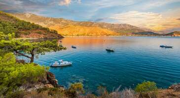 Antalya’nın Kumluca ilçesine bağlı bir tatil beldesi olan Adrasan, Akdeniz’in saklı cennetleri arasında yer alıyor. Doğal güzellikleri ve huzurlu atmosferiyle dikkat çeken Adrasan, kalabalıktan uzak, sakin bir tatil arayışı içinde olan herkes için oldukça ideal. Masmavi denizi, yeşil ormanları ve el değmemiş koylarıyla özellikle doğa severlerin kalbini fethedecek olan bu şirin tatil beldesinde gezebileceğin yerleri birlikte keşfedelim.