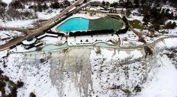 İnsana pamuk tarlalarında yürüyormuş hissi bırakan Pamukkale’nin bir benzerinin Bolu’da da olduğunu biliyor muydun? Üstelik beyaz cennetin etrafı ormanlarla kaplı. Şimdilerde ise yağan karla tam bir pamuk tarlasını andırıyor.