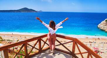 Hala tatile &ccedil;ıkamayanlar i&ccedil;in ağustos ayında &ccedil;ok &ouml;zel fiyatlar var. Hem u&ccedil;ak bileti hem de yarı kapasiteyle &ccedil;alışan ve Koronavir&uuml;s &ouml;nlemleri alan otellerde fiyatlar uygun. Koronavir&uuml;s &ouml;nlemleri alan otellere g&ouml;z atıp, u&ccedil;ak biletinde ağustos fırsatlarına bakmaya ne dersin? 118 TL&rsquo;den başlayan fiyatlarla İzmir Ala&ccedil;atı son yıllarda olduğu gibi bu yaz da en trend mekanlara ev sahipliği yapıyor. &Ccedil;eşme, Ala&ccedil;atı, Fo&ccedil;a, Urla, Kuşadası, Dikili, Mordoğan ve &ccedil;evresinde tatil yapmak istiyorsan, İzmir Adnan Menderes Havalimanı bir u&ccedil;ak bileti uzaklığında. İstanbul'dan İzmir&rsquo;e u&ccedil;ak bileti fiyatları 118 TL&rsquo;den başlıyor. İzmir u&ccedil;ak bileti sayfasına g&ouml;z atabilir, dilersen istediğin u&ccedil;uşu tıkladığında karşına &ccedil;ıkan ekrandan fiyat grafiğine bakarak ağustos ayı fiyatlarını g&ouml;rebilirsin. Fo&ccedil;a otellerine g&ouml;z atmaya ne dersin? Ala&ccedil;atı'nın otantik atmosferinde konaklamayı planlıyorsan Ala&ccedil;atı otelleri sayfasından se&ccedil;enekleri g&ouml;rebilirsin. Hatta Fo&ccedil;a, Ala&ccedil;atı, &Ccedil;eşme, Seferihisar'ı i&ccedil;ine alan g&uuml;zel bir İzmir turu da programlayabilirsin. Ege deyince sadece deniz ve g&uuml;neş tatili aklına gelmesin. Ege'nin en g&uuml;zel k&ouml;yleri yazısından ilham alarak tarihi &ccedil;ok eskilere dayanan, doğasıyla baş d&ouml;nd&uuml;ren, şahane k&ouml;ylere doğru minik bir yolculuğa da &ccedil;ıkabilirsin. 148 TL&rsquo;den başlayan fiyatlarla Dalaman Yaz tatilini Fethiye, Marmaris, G&ouml;cek, Dat&ccedil;a ve &ccedil;evresinde ge&ccedil;irmeyi planlayanlar i&ccedil;in g&uuml;zel haber. Dalaman u&ccedil;ak bileti fiyatları 148 TL&rsquo;den başlıyor. Denizle i&ccedil; i&ccedil;e, kalabalıklardan uzak bir tatil planlıyorsan mavi yolculuk tam sana g&ouml;re. İster mavi yolculuk yap, istersen de Marmaris&nbsp;veya Fethiye'de&nbsp;konakla. B&uuml;t&ccedil;ene ve zevkine g&ouml;re bir tatil yapmak i&ccedil;in t&uuml;m se&ccedil;enekler var. Selimiye koyu sakin tatil ve huzurlu bir tatil yapmak isteyenler i&ccedil;in &ccedil;ok ideal. Selimiye k&ouml;y&uuml; otellerine g&ouml;z attım. Ağustos ayı ortalama fiyatı kişi başı 500 TL'den başlıyor.&nbsp;Fethiye &Ouml;l&uuml;deniz'de otel se&ccedil;eneği &ccedil;ok. İstersen tıkla. Ancak daha g&ouml;zlerden uzak bir tatil arzu ediyorsan Faralya k&ouml;y&uuml; tam sana g&ouml;re. Faralya k&ouml;y&uuml; otellerine g&ouml;z atmaya ne dersin? B&ouml;yle manzaraya sahip otelleri başka yerde bulman zor. Gitmişken tatiline biraz heyacan katmak istiyorsan Babadağ'dan paraş&uuml;tle atlamayı de deneyebilirsin. Dalaman&rsquo;a u&ccedil;ak bileti fiyatları ağustos ayı boyunca 148 TL ile 200 TL arasında değişiyor. Fiyatlar y&uuml;kselmeden bilet almak i&ccedil;in acele et! {flight_search_form_banner} 162 TL&rsquo;den başlayan fiyatlarla Edremit Ayvalık&rsquo;tan &Ccedil;anakkale&rsquo;ye kadar &ccedil;ok geniş bir b&ouml;lgedeki yazlık evlere veya otellere gitmek isteyenlerin tercih ettiği Edremit Koca Seyit Havalimanı&rsquo;na u&ccedil;mak i&ccedil;in u&ccedil;ak biletleri 162 TL&rsquo;den başlıyor. Ayvalık otellerine g&ouml;z atmak istersen tıkla. Şeytan Sofrası&rsquo;nda g&uuml;neşi batırdıktan sonra Cunda sahilinde g&uuml;zel bir balık ziyafeti &ccedil;ekmek i&ccedil;in ağustos fırsatlarını ka&ccedil;ırma. 184 TL&rsquo;den başlayan fiyatlarla Bodrum Bodrum bu yıl ge&ccedil;tiğimiz yılların aksine daha sakin. Koronavir&uuml;s &ouml;nlemleri nedeniyle oteller zaten en fazla yarı kapasiteyle &ccedil;alışıyor, pek &ccedil;ok otel ortalama %30 ya da %40&rsquo;ı ge&ccedil;meyecek şekilde m&uuml;şteri alıyor. Bu y&uuml;zden Bodrum otellerinde daha sakin, kalabalıklardan uzakta bir tatil yapabilirsin. 184 TL&rsquo;den başlayan fiyatlarla Bodrum u&ccedil;ak biletleri i&ccedil;in tıkla.&nbsp;Nerede konaklayacağına karar veremediysen denize sıfır Bodrum otelleri sayfasına bakıp tercih yapmanı kolaylaştırabilirsin. 246 TL&rsquo;den başlayan fiyatlarla Kıbrıs Kıbrıs&rsquo;ın beyaz kumlarında g&uuml;neşlenmek, şahane denizine girmek isteyenler i&ccedil;in u&ccedil;ak bileti fiyatları olduk&ccedil;a uygun. İstanbul&rsquo;dan Kıbrıs&rsquo;a u&ccedil;ak biletleri 246 TL&rsquo;den başlıyor. Kıbrıs otellerine g&ouml;z atmak istersen tıkla. K&uuml;&ccedil;&uuml;k bir hatırlatma, Kıbrıs&rsquo;a T.C. kimlik kartınızla giriş yapabilirsin. 259 TL&rsquo;den başlayan fiyatlarla Ordu-Giresun Ağustos ayı, Karadeniz turu atmanın en g&uuml;zel zamanı. Yıl boyunca yağış alan yeşilin bin bir tonunu g&ouml;rebileceğin yaylaları, Ağustos sıcağında gezmek ayrı bir keyif. Ordu ve Giresun &ccedil;evresinde mini bir Karadeniz tur yapmak istersen u&ccedil;ak bileti burada. Karadeniz sahili otelleri i&ccedil;in de tıkla. 259 TL&rsquo;den başlayan fiyatlarla Van Tarihi ve doğal g&uuml;zellikleri Van&rsquo;ı Doğu&rsquo;nun en turistik yerlerinden biri haline getiriyor. Van g&ouml;l&uuml; &ccedil;evresinde denize gir, ister muhteşem kahvaltılarında lezzet turu yap, istersen de Akdamar Adası, Van Kalesi, Muradiye Şelalesi ve Peri Bacaları&rsquo;nı gez. Van&rsquo;da keşfedecek o kadar &ccedil;ok şey var ki. 259 TL&rsquo;den başlayan u&ccedil;ak biletlerine tıklayarak Doğu&rsquo;nun gizemli d&uuml;nyasında yeni keşiflere &ccedil;ıkabilirsin.