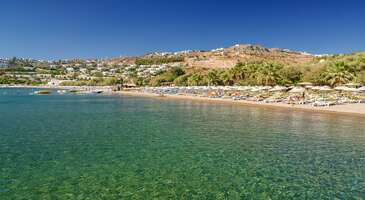 T&uuml;rkiye&rsquo;nin en pop&uuml;ler tatil destinasyonu olan Bodrum&rsquo;un birbirinden g&uuml;zel beldeleri var. Her yıl binlerce turist bu beldelerde tatillerini ge&ccedil;iriyorlar. Sen de Bodrum severlerdensen ya da daha &ouml;nce Bodrum&rsquo;a hi&ccedil; gitmediysen bu yıl mutlaka bir Bodrum tatili ayarlamalısın. Bodrum&rsquo;da gidebileceğin beldeler arasından en sakin ve merkezi beldeyi arıyorsan Bodrum Ortakent tam sana g&ouml;re. İşte Ortakent&rsquo;e gitmek i&ccedil;in 8 sebep. Bodrum merkeze yakınlığı Ortakent&rsquo;in en g&uuml;zel &ouml;zelliği, Bodrum merkeze yakın olması. Merkezden yaklaşık 10 kilometre uzaklıkta olduğu i&ccedil;in Ortakent tatilinde Bodrum&rsquo;u deneyimlemekten uzak kalmamış oluyorsun. Ortakent&rsquo;te bulabileceğin daha ekonomik konaklama se&ccedil;eneklerini değerlendirip akşamları Bodrum&rsquo;un eğlence mekanlarında keyifli zaman ge&ccedil;irmek i&ccedil;in kolayca merkeze gidebilirsin. Ortakent sadece Bodrum merkeze yakın olmakla da kalmıyor, Bodrum&rsquo;un meşhur diğer beldelerine yakınlığıyla da &ouml;n plana &ccedil;ıkıyor. Turgutreis, G&uuml;m&uuml;şl&uuml;k ve Yalıkavak beldelerinin kesişim noktasında konumlanan Ortakent; Bitez&rsquo;e sadece 6 kilometre, Turgutreis&rsquo;e 11 kilometre, G&uuml;m&uuml;şl&uuml;k&rsquo;e 12 kilometre ve Yalıkavak&rsquo;a ise 10 kilometre uzaklıkta. İşte bu nedenle Ortakent, Bodrum&rsquo;un en &ccedil;ok tercih edilen beldelerinden biri oluyor. Ortakent&rsquo;e ulaşmak i&ccedil;in Bodrum otob&uuml;s bileti alarak Bodrum Otogarı&rsquo;nda inip Ortakent&rsquo;e giden dolmuşlara binebilirsin. Yolculuk yaklaşık 20 dakika s&uuml;r&uuml;yor. Bodrum u&ccedil;ak bileti almayı tercih edersen Bodrum Milas Havalimanı, Ortakent&rsquo;e yaklaşık 45 kilometre mesafede. Havalimanından kalkan MUTTAŞ ya da HAVAŞ otob&uuml;sleriyle Bodrum merkeze gelip Ortakent&rsquo;e dolmuşla ulaşabilirsin. Eğer transfer hizmeti almak istersen, seni direkt Ortakent&rsquo;e ulaştıracak transfer aracını bulabilirsin. {flight_search_form_banner} Sakin ve huzurlu atmosferi Bodrum merkeze bu kadar yakın ama Bodrum&rsquo;un alışılagelmiş hareketli ve kalabalık atmosferinden tamamen farklı olan bir yer Ortakent. Burada merkezde ya da Turgutreis, Yalıkavak, G&uuml;m&uuml;şl&uuml;k gibi il&ccedil;elerde karşılaşabileceğin kalabalıktan eser yok. Yaşadığın b&uuml;y&uuml;k şehirdeki kalabalıktan uzaklaşmak i&ccedil;in sakinleşip huzur bulabileceğin bir tatile &ccedil;ıkıyorsan Ortakent&rsquo;e gelmelisin. Adeta bir sahil kasabasını andıran beldenin sakinliğini g&ouml;r&uuml;nce Bodrum&rsquo;da olup olmadığına emin olamayabilirsin. Ayrıca ne zaman kalabalıklar arasına karışmak istediğine kendin karar verebilirsin. Sadece 20 dakikalık bir yolculuk sonrasında Bodrum&rsquo;un hareketli atmosferine karışabilirsin. Mavi bayraklı plajları Peki Ortakent Bodrum denizi nasıl? Tabii ki bir tatil beldesini cezbedici kılan en &ouml;nemli sebeplerin başında geliyor deniz. Bodrum&rsquo;daki en uzun sahil şeritlerinden birine sahip olan Ortakent&rsquo;in denizi &ccedil;ok g&uuml;zel. Tertemiz ve berrak olan deniz, Bodrum&rsquo;un bazı beldelerine ve mahallelerine g&ouml;re nispeten daha serin. Yani soğuk deniz sevmiyorsan biraz zorlanabilirsin ama bunaltıcı yaz sıcağında soğuk suya girmek &ccedil;ok ferahlatıcı oluyor. Ortakent sahil şeridinin yaklaşık 200 metrelik bir kısmını mavi bayraklı Ortakent Halk Plajı oluşturuyor. 2010 yılından beri her sene temizliğiyle mavi bayrak &ouml;d&uuml;l&uuml;n&uuml; alan bu halk plajında denizin tabanı ve plaj ince kumlu. Bazı yerlerde k&uuml;&ccedil;&uuml;k &ccedil;akıllar olsa da seni rahatsız edecek taşlar değiller. Ayrıca deniz, kıyıdan 6 metre kadar uzaklaşana kadar sığ. Sonrasında yavaş&ccedil;a derinleşmeye başlıyor. Bu nedenle &ccedil;ocuklu aileler i&ccedil;in ideal bir plaj. Giriş &uuml;creti &ouml;demeden kullanabileceğin plajda şezlonglar da &uuml;cretsiz kullanıma a&ccedil;ık. Gelelim Ortakent&rsquo;in en meşhur plajı Camel Beach&rsquo;e. Eskiden Kargı Koyu adıyla bilinen bu plaj, adını kumsalda yatan develerden alıyor. &Ouml;zellikle yabancı turistlerin ilgisini &ccedil;eken bu develer y&uuml;z&uuml;nden plaj artık Camel Beach olarak anılıyor. Bu plajda kumsalda sadece develeri değil, kumda yetişen zambaklar da ilgi &ccedil;ekiyor. D&uuml;nya &uuml;zerinde olduk&ccedil;a nadir g&ouml;r&uuml;len bu zambaklar, plaja &ccedil;ok hoş bir g&ouml;r&uuml;nt&uuml; katıyor. Plajın g&uuml;zelliğinin yanında deniz de berrak ve tertemiz. Kıyıdan 100 metre de ileriye gitsen &ccedil;ok derinleşmiyor. Denizin tabanı da kumla kaplı. &Ccedil;akıllar ya da yosunlar g&ouml;rmek imk&acirc;nsız. Yerli &uuml;r&uuml;nler satılan Ortakent pazarı Bodrum&rsquo;un denizi ve gece hayatı kadar pazarları da meşhur. Bu meşhur pazarlardan biri de Ortakent&rsquo;te &Ccedil;arşamba g&uuml;nleri kuruluyor. M&uuml;skebi Caddesi&rsquo;nde bulunan pazar alanı olduk&ccedil;a geniş olduğu i&ccedil;in rahat rahat gezebiliyorsun. &Uuml;st&uuml; tentelerle kapatıldığından dolayı fazla g&uuml;neşten ya da olası bir yağmurdan etkilenmiyorsun. Pazarda kurulan tezgahlarda ne ararsan bulabilirsin. Bodrum&rsquo;un meşhur mandalinasıyla yapılan lezzetleri de tatmayı unutma. Pazardan zeytin, peynir, re&ccedil;el, balık, kuruyemiş, meyve ve sebzeler alabileceğin gibi el yapımı hediye eşyalar, takılar, fularlar da satın alabilirsin. Bir&ccedil;ok Bodrumlu ve turist, Bodrum&rsquo;un farklı beldelerinde olsalar da bu pazara alışveriş yapmaya geliyorlar. Alışverişin yanında Bodrumluların arasına karışmak i&ccedil;in de g&uuml;zel bir ortam &ccedil;&uuml;nk&uuml; satıcılar y&ouml;reye &ouml;zg&uuml; bir şiveyle konuşuyorlar ve &ccedil;ok sıcak kanlılar. Ekonomik Ortakent otelleri T&uuml;rkiye&rsquo;nin en pop&uuml;ler tatil beldesi olunca Bodrum otelleri sayısı da olduk&ccedil;a fazla oluyor tabii. Bodrum&rsquo;un merkezinde ve Yalıkavak, Turgutreis, G&uuml;m&uuml;şl&uuml;k gibi beldelerinde genelde her şey dahil konseptli l&uuml;ks oteller bulunuyor. Bu oteller de &ouml;zellikle yaz sezonunda fazlasıyla kalabalık olabiliyor. İşte burada devreye Ortakent giriyor. Ortakent otelleri, Bodrum&rsquo;un bir&ccedil;ok noktasına yakın hem sakin hem ekonomik se&ccedil;enekler olarak karşımıza &ccedil;ıkıyor. Ortakent&rsquo;te bulunan her şey dahil konseptli resort oteller genelde sahil şeridinde konumlanıyor. Denize sıfır otellerin kendilerine ait plajları da bulunuyor. Bu oteller, &ouml;zellikle erken rezervasyon fırsatlarından yararlandığında olduk&ccedil;a ekonomik bir tatil fırsatı sunuyorlar. Bir&ccedil;oğu &ccedil;ocuk dostu oteller olduğu i&ccedil;in t&uuml;m ailenle birlikte g&ouml;n&uuml;l rahatlığıyla konaklayabilirsin. Beldenin i&ccedil; kesimlerine doğru yol aldığımızda ise mandalina bah&ccedil;elerinin arasına kurulmuş butik otelleri g&ouml;r&uuml;yoruz. Misler gibi kokan mandalinaların arasındaki bu butik oteller Bodrumlu ailelerin işlettiği tesisler olduğu i&ccedil;in kendini evinde gibi hissediyorsun. Ortakent&rsquo;te bulunan butik oteller genelde oda kahvaltı konseptiyle hizmet veriyorlar ama isteyen t&uuml;m misafirler otel restoranında hazırlanan lezzetlerle donatılan masalarda akşam yemeği yemeyi tercih edebilirler. Sanat dolu Dibeklihan K&uuml;lt&uuml;r ve Sanat K&ouml;y&uuml; Ortakent&rsquo;in k&uuml;lt&uuml;r ve sanat etkinliklerinin merkezi Dibeklihan K&uuml;lt&uuml;r ve Sanat K&ouml;y&uuml; de her yıl bir&ccedil;ok ziyaret&ccedil;iyi ağırlıyor. Sabah erken saatlerde gelirsen Dibek Sofrası&rsquo;nda enfes bir kahvaltı ile g&uuml;ne başlayabilirsin. Bodrum lezzetlerinden mandalina re&ccedil;elleri, g&ouml;zlemeler ve y&ouml;resel lezzetleri burada tadabilirsin. Kahvaltı ile başladığın g&uuml;ne sanatla devam edeceksin tabii ki. Dibeklihan&rsquo;da bulunan sergi salonları, d&ouml;nem d&ouml;nem farklı sergilere ev sahipliği yapıyor. İlgini &ccedil;eken bir sergi bulacağına eminim. Sergilerin dışında etkinlik alanlarında s&ouml;yleşiler ve at&ouml;lyeler de d&uuml;zenleniyor. Ayrıca burada antika d&uuml;kkanları ve hediyelik eşyalar satın alabileceğin d&uuml;kkanlar da bulunuyor. Sevdiklerini Bodrum&rsquo;un huzurlu havasını hatırlatacak hediyelerle mutlu edebilirsin. Mis kokulu mandalina bah&ccedil;eleri Bodrum&rsquo;un mandalinaları &ccedil;ok &uuml;nl&uuml; olduğu gibi bah&ccedil;eleri de &ccedil;ok meşhur. Mandalina bah&ccedil;elerinin o mis kokusu i&ccedil; kesimlere doğru gittik&ccedil;e artıyor ve &ccedil;ok g&uuml;zelleşiyor. &Ouml;zellikle Ortakent&rsquo;in i&ccedil; kesimlerinde &ccedil;ok sayıda mandalina bah&ccedil;esi olduğu i&ccedil;in bu beldedeki o mis kokuyu, Bodrum&rsquo;un diğer beldelerinde bulamayabilirsin. Ortakent, bu kokuyla o kadar &ouml;zdeşleşmiş ki yerli halk beldeye eskiden mis gibi anlamına gelen &ldquo;m&uuml;sgebi&rdquo; kelimesini kullanarak tanımlarmış. Ortakent&rsquo;e gittiğinde sen de halkın ne kadar haklı olduğunu anlayacaksın. Bodrum&rsquo;un en eğlenceli noktası Bodrum Aquapark Ortakent&rsquo;in sakin bir belde ama eğlenebileceğin bir aquaparkı da var. Ortakent&rsquo;te konumlanan Bodrum Aquapark, Bodrum&rsquo;un farklı beldelerinde kalmayı tercih eden turistlerin de gittiği bir su parkı. &Ouml;zellikle Ortakent tatiline ailecek &ccedil;ıkıyorsan &ccedil;ocuklarınla bu aquaparka mutlaka gitmelisin. G&uuml;n boyu &ccedil;ok eğleneceğine emin olabilirsin. Yaklaşık 35.000 metrekarelik bir alana kurulmuş olan Bodrum Aquapark&rsquo;ta 11 kaydırak ve 8 t&uuml;nel bulunuyor. Kamikaze, spiro, crazy river, twin twister, black hole gibi kaydırak ve t&uuml;nelleriyle sonsuz eğlence vadeden aquaparkta, ailenin t&uuml;m &uuml;yeleri tatillerinin en g&uuml;zel g&uuml;n&uuml;n&uuml; ge&ccedil;irecek. Tabii aquaparkta t&uuml;m misafirler i&ccedil;in g&uuml;venlik &ouml;nlemlerinin alındığını ve &ccedil;ocuk misafirlerin g&uuml;venliği i&ccedil;in kurallar olduğunu da s&ouml;ylemek lazım. Yani anlayacağın g&uuml;venle bu aquaparkta eğlenebilirsin.