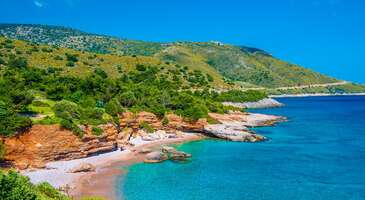 Ülkemizde istediğin her tatil konseptine uygun bir adres bulman mümkün. Her yıl olduğu gibi bu yıl da en sevdiğin tatil beldesine gitmek için planlar yapıyorsun, hatta belki de yaptın. Gel bu sefer bir farklılık yap ve ülkemizin gizli kalmış yerlerini keşfe çık. Birbirinden güzel doğa harikası bu destinasyonların şimdiye kadar çok büyük kitleler tarafından keşfedilmemiş olması bir mucize adeta. Bodrum, Çeşme, Antalya gibi tatil bölgelerinin ünü Türkiye’yi de aşarak dünyanın birçok farklı yerinden turistin gözde tatil noktası haline gelmişken özellikle yaz tatili için gidebileceğin kıyı şeridi yerlerin hepsini bir listeye alsak çok uzun bir yazı hazırlamamız gerekirdi. Bu yüzden hadi gel doğayla baş başa sakin bir tatil yapabileceğin yerlere bakalım.