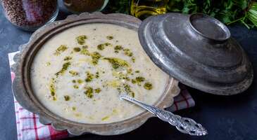 Uzak bir şehre ilk kez adım atarken i&ccedil;ini ısıtacak samimi bir sofra aradığını biliyoruz. Doğu Anadolu&rsquo;nun &ouml;zg&uuml;n mutfaklarından birine sahip olan Bing&ouml;l, et, s&uuml;t ve tahıl ağırlıklı yemekleriyle &ouml;ne &ccedil;ıkıyor. Y&uuml;ksek rakımlı ve sert iklim koşullarına sahip olması nedeniyle uzun s&uuml;re tok tutan ve besleyici yemeklerde olduk&ccedil;a geniş bir i&ccedil;eriğe sahip olan şehirde &ouml;zellikle kavurma, yoğurtlu yemekler, hamur işleri ve doğal s&uuml;t &uuml;r&uuml;nleri sofralardan eksik olmaz. Yani dışarıdaki dondurucu soğuktan kurtulmak i&ccedil;in bir evin kapısından i&ccedil;eri girdiğinde burnuna sarımsaklı ayran kokusu geliyorsa, Bing&ouml;l&rsquo;de olduğunu anlarsın. Hadi geleneksel Bing&ouml;l mutfağının meşhur yemeklerini birlikte keşfedelim. 1. G&ouml;mme Bing&ouml;l&rsquo;e &ouml;zg&uuml; yemekler arasında yer alan g&ouml;mme, &ouml;zellikle kış mevsiminde sıklıkla t&uuml;ketilir. Mayasız, sadece un ve su ile hazırlanmış hamura kalın ve yuvarlak bir ekmek şekli verilir. Ardından tabanı temizlenmiş kızgın ocağa konur ve &uuml;zerine sac kapatılır. &Uuml;zeri ateşle &ouml;rt&uuml;len hamur pişirmeye bırakılır. İyice piştikten sonra ocaktan alınan ekmek biraz soğutulur ve ardından geniş bir kabın i&ccedil;ine ufak ufak olacak şekilde doğranır. &Uuml;zerine sarımsaklı ayran ve tavada eritilen kızgın yağ d&ouml;k&uuml;lerek servis edilir. 2. Mastuva Yoğurt, buğday ve tereyağıyla hazırlanan (bazı tariflerde pirin&ccedil; de kullanılır) geleneksel bir yemek olan mastuva, &ouml;zellikle kış aylarında Bing&ouml;l&rsquo;&uuml;n vazge&ccedil;ilmez yemekleri arasında yer alıyor. Hem besleyici hem de doyurucu olan bu yemekte tereyağı ve buğday uyumuna bayılacaksın. 3. Tutma&ccedil; Un, yoğurt, nohut, erişte ve yeşil mercimek ile yapılan bir &ccedil;orba &ccedil;eşidi olan tutma&ccedil;, Bing&ouml;l y&ouml;resinin meşhur lezzetleri arasında yer alıyor. Nane ve biber gibi baharatlarla kızdırılan tereyağı d&ouml;k&uuml;lerek servis edilen &ccedil;orba, Bing&ouml;l seyahati sırasında mutlaka denemen gereken lezzetler arasında yer alıyor. 4. Sorina pel Bing&ouml;l&rsquo;e &ouml;zg&uuml; bir hamur yemeği olan sorina pel, un, su ve tuzla hazırlanan hamurdan yapılır. Yufka şeklinde a&ccedil;ılan hamur par&ccedil;alarının d&uuml;r&uuml;lmesi ve 4-5 cm aralıklarla kesildikten sonra bu par&ccedil;alar tepsiye dik gelecek şekilde sıkı sıkı dizilir. Dizilen ekmeğin &uuml;zerine sarımsaklı yoğurt d&ouml;k&uuml;l&uuml;r ve &uuml;zerine kızartılmış tereyağı gezdirilerek servis edilir. {insightBoxStart}İpucu: Bu eşsiz sofrada senin de bir sandalyen olsun istersen, Bing&ouml;l&rsquo;&uuml;n en konforlu ve misafirperver otellerini birlikte se&ccedil;elim. En iyi otel fiyatlarını tek bir yerde g&ouml;rmek, se&ccedil;eceğin otel hakkında bilgi almak ve saniyeler i&ccedil;inde rezervasyon yapmak i&ccedil;in ENUYGUN'da Bing&ouml;l otelleri araştırmasına başlayabilirsin.{insightBoxEnd} {hotel_search_form_banner} 5. Tandır ekmeği Bing&ouml;l&rsquo;de hemen her sofrada bulunan tandır ekmeği, &ouml;zellikle et yemeklerinin yanında t&uuml;ketiliyor. Taş fırın ya da tandırda pişirilen bu &ouml;zel ekmek, lezzetiyle deneyen herkesi kendine hayran bırakıyor. 6. L&ouml;l Mayalı hamurun ince ve kat kat a&ccedil;ılmasıyla ve i&ccedil;ine &ccedil;&ouml;kelek, kavurma, maydanoz, patates gibi malzemelerin eklenmesiyle fırına verilerek hazırlanan l&ouml;l, Bing&ouml;l&rsquo;&uuml;n en tanınan lezzetleri arasında yer alıyor. Yapımı zor ve zahmetli olan ve bir b&ouml;rek &ccedil;eşidi olan l&ouml;l, genellikle bayram, d&uuml;ğ&uuml;n ve kutlama gibi &ouml;zel g&uuml;nlerde yapılır. Fırından yeni &ccedil;ıkmış &ccedil;ıtır hamurun kokusuna kim karşı koyabilir ki? Bir de o kokunun kavurma kokusuna karıştığını hayal et. İştahının şimdiden a&ccedil;ıldığını hissediyoruz. 7. Kavut Kavrulmuş un ve tereyağıyla yapılan geleneksel bir yemek olan kavut, &ouml;zellikle kahvaltılarda ve ara &ouml;ğ&uuml;nlerde t&uuml;ketiliyor. Helvayı andıran yapısıyla dikkat &ccedil;eken bu lezzet, Doğu Anadolu B&ouml;lgesi&rsquo;nin farklı şehirlerinde de yaygın olarak yapılıyor. 8. &Ccedil;orti aşı Lahana ve et ile hazırlanan &ccedil;orti aşı, &ouml;zellikle kış aylarının vazge&ccedil;ilmez lezzetleri arasında yer alıyor. Doğu Anadolu&rsquo;nun bir&ccedil;ok yerinde yaygın olan bu yemek, &ccedil;orti adı verilen lahana turşusuyla ve bu turşunun suyuyla yapılıyor. Halsiz d&uuml;şt&uuml;ğ&uuml;n kış g&uuml;nlerinde toparlanmanı sağlayacak &ccedil;orti aşını denemeden Bing&ouml;l&rsquo;den ayrılmamanı &ouml;neririz. 9. Helise&nbsp; Anadolu&rsquo;nun bir&ccedil;ok b&ouml;lgesinde yapılan ve keşkek olarak da bilinen helise, Bing&ouml;l&rsquo;de de sevilen yemekler arasında yer alıyor. Buğday ve etle hazırlanan helise (keşkek), &ouml;zellikle d&uuml;ğ&uuml;n ve bayram gibi &ouml;zel g&uuml;nlerde yapılıyor. Uzun s&uuml;re pişirilerek kıvam alması beklenen yemek, &uuml;zerine biberli ya da sal&ccedil;alı yağ d&ouml;k&uuml;lerek servis ediliyor. 10. Paluze Nişasta, şeker ve &uuml;z&uuml;m pekmeziyle yapılan paluze, Bing&ouml;l&rsquo;de en sevilen tatlılar arasında yer alıyor. Hafif bir yapıya sahip olması nedeniyle genellikle yemek sonrası tercih edilen bu tatlı, &uuml;zerine d&ouml;v&uuml;lm&uuml;ş ceviz serpilerek servis ediliyor. {{campaignsSlider}} Birbirinden lezzetli yemeklerin tadına baktıktan sonra şehri keşfetmek istersen Bing&ouml;l&rsquo;de gezilecek yerler yazımız tam sana g&ouml;re.