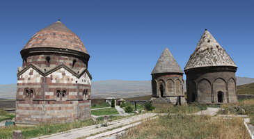 Ülkemizin en eski yerleşim alanlarından biri olan Erzurum, deniz seviyesinden 1900 metre yükseklikte yer alıyor ve Palandöken Kayak Merkezi gibi popüler kış turizmi merkezleriyle her yıl binlerce turisti misafir ediyor. Hem şehir içinde hem de ilçelerinde Selçuklu ile Osmanlı dönemlerinden kalan büyüleyici medreseler, kaleler, kümbetler ve tarihi çeşmelerle karşılaşacağınız Erzurum, tarih meraklıları için adeta bir cennet.