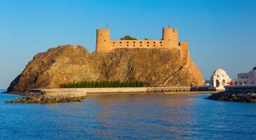 K&uuml;lt&uuml;rel zenginliği ve doğal g&uuml;zellikleri ile Umman, Orta Doğu'nun gizli m&uuml;cevheri olarak &ouml;ne &ccedil;ıkıyor. Başkent Maskat'tan sonsuz kum tepelerinin uzandığı &ccedil;&ouml;llere, yemyeşil vadilere ve masmavi sulara sahip kıyı şeritlerine kadar Umman, herkes i&ccedil;in unutulmaz deneyimler sunuyor.&nbsp; İster tarih&icirc; kaleleri ve pazarları keşfet, ister vahşi doğada maceraya atıl&hellip; Hazırsan Umman&rsquo;ı birlikte keşfedelim. Umman&rsquo;ın neyi meşhur? Denizcilik k&uuml;lt&uuml;r&uuml;n&uuml;n yanında Nizwa Kalesi ve Bahla Kalesi g&ouml;rkemli kaleleriyle &uuml;nl&uuml; Umman, ayrıca efsanevi denizci Sinbad'ın memleketi. Hacer Dağları eteklerindeki doğal g&uuml;zellikler, Maskat&rsquo;ın renkli &ccedil;arşıları ve b&uuml;y&uuml;leyici vadiler de &ccedil;ok ilgi g&ouml;r&uuml;yor. Umman&rsquo;a ne zaman gidilir? Umman'ı ziyaret etmek i&ccedil;in en iyi d&ouml;nemler, hava sıcaklıklarının daha ılık olduğu ekim ve nisan ayları arasında. Bu aylar, g&uuml;nd&uuml;zleri 25-30&deg;C civarında ve &ccedil;&ouml;l safari, dağ y&uuml;r&uuml;y&uuml;ş&uuml; veya sahil aktiviteleri gibi a&ccedil;ık hava etkinlikleri i&ccedil;in m&uuml;kemmel koşullara sahip. Mayıs ile eyl&uuml;l arasındaki yaz ayları ise aşırı sıcak ve nemli ge&ccedil;tiği i&ccedil;in seyahat i&ccedil;in tavsiye edilmiyor.&nbsp; Umman&rsquo;da ne yenir? Umman mutfağı, &ouml;zellikle baharatlar, pirin&ccedil;, et (kuzu, ke&ccedil;i, tavuk) kullanımıyla &ouml;ne &ccedil;ıkan zengin ve &ccedil;eşitli bir yapıya sahip. &Uuml;lkenin ulusal yemeği olarak kabul edilen shuwa, pop&uuml;ler yemek qabooli, taze deniz &uuml;r&uuml;nleri ve y&ouml;resel tatlı halwa, Umman k&uuml;lt&uuml;r&uuml;n&uuml;n &ouml;nemli bir par&ccedil;ası. Umman&rsquo;a nasıl gidilir? Umman&rsquo;ı vizesiz olarak ve direkt u&ccedil;uşlarla ziyaret edebilirsin. Vize prosed&uuml;rleri ile uğraşmadan keşfe &ccedil;ıkabileceğin Umman&rsquo;a u&ccedil;uş s&uuml;resi ise yaklaşık 4 saat.&nbsp; 1. Sultan K&acirc;bus B&uuml;y&uuml;k Camii Umman'ın başkenti Maskat'ın en dikkat &ccedil;ekici yapılarından Sultan K&acirc;bus B&uuml;y&uuml;k Camii, modern İslam mimarisinin en g&ouml;rkemli &ouml;rneklerinden. 2001 yılında ibadete a&ccedil;ılan cami, aynı zamanda &uuml;lkenin k&uuml;lt&uuml;rel ve sanatsal zenginliğinin de sembol&uuml;. Geniş bir alana yayılan kompleks y&uuml;ksek minareleri, ana kubbesi ve sanatsal işlemeleriyle ilk anda kendine hayran bırakıyor. Ana ibadet salonunda 14 metre uzunluğunda ve 8 ton ağırlığındaki devasa avize yer alıyor.&nbsp; Caminin i&ccedil; ve dış mimarisi, geleneksel Umman, Orta Doğu ve Pers etkileri ile harmanlanmış. Ana ibadet salonunun tabanını kaplayan yaklaşık 1.7 milyar d&uuml;ğ&uuml;mden oluşan ve bir par&ccedil;a halinde dokunan el yapımı halı da benzersiz bir sanat eseri.&nbsp; Konum Linki {calismasaatleri}Yazar Notu: M&uuml;sl&uuml;man olmayan ziyaret&ccedil;iler cuma g&uuml;n&uuml; hari&ccedil; her g&uuml;n 08.30 - 11.00 saatleri arasında camiyi ziyaret edebilir.{/calismasaatleri} 2. Mutrah &Ccedil;arşısı Maskat&rsquo;ta limanın hemen yanında uzanan Mutrah &Ccedil;arşısı, Arap Yarımadası'nın en eski ve en otantik &ccedil;arşılarından biri. "Karanlık &Ccedil;arşı" olarak bilinen yer, labirenti andıran dar sokakları ve geleneksel d&uuml;kkanlarıyla seni adeta zamanda bir yolculuğa &ccedil;ıkaracak. &Ccedil;arşıya adım attığın anda y&uuml;zlerce yıl &ouml;ncesinin atmosferini yansıtan esanslar, baharatlar ve geleneksel kumaşların kokusu seni saracak. Tarih&icirc; &ccedil;arşıda el yapımı g&uuml;m&uuml;ş takılar, işlemeli han&ccedil;erler (khanjar), renkli porselenler ve &ccedil;eşitli hediyelik eşyalar bulabilirsin. Mutrah &Ccedil;arşısı'nda gezmek, yerel yaşamı ve k&uuml;lt&uuml;rel dokuyu yakından tanıma şansı veriyor. &Ccedil;arşıda y&ouml;resel kıyafetler giymiş satıcılarla sohbet edebilir, pazarlık yapabilir ve geleneksel Umman kahvesi qahwa yudumlayarak dinlenebilirsin.&nbsp; Konum Linki 3. Al Alam Sarayı Maskat&rsquo;ın tarih&icirc; liman b&ouml;lgesinde bulunan Al Alam Sarayı, Sultan'ın t&ouml;rensel sarayı ve &uuml;lkenin modern y&uuml;z&uuml;n&uuml; temsil ediyor. Adı "Bayrak Sarayı" anlamına gelen yapı, rengarenk mozaiklerle s&uuml;slenmiş altın ve mavi tonlardaki dış cephesiyle &ccedil;arpıcıı bir g&uuml;zelliğe sahip. Sarayın mimarisi, geleneksel Umman sanatını ve İslami motifleri modern &ccedil;izgilerle birleştirerek eşsiz bir estetik yaratıyor. Sarayın &ouml;n&uuml;ndeki geniş avlu ve bakımlı bah&ccedil;eler de bu ihtişamı daha da artırıyor.&nbsp; Al Alam Sarayı, halka a&ccedil;ık olmasa da dışarıdan fotoğraflamak i&ccedil;in harika bir yer. Sarayın iki yanında Portekizliler tarafından 16. y&uuml;zyılda inşa edilen Al Mirani ve Al Jalali kaleleri y&uuml;kseliyor. Bu tarih&icirc; kaleler, saray ile birlikte birleşerek Maskat'ın limanına g&uuml;zel bir fon oluşturuyor. Sarayın &ouml;n&uuml;ndeki meydandan bu eşsiz manzarayı seyredebilir ve sarayın modern ihtişamının, Umman'ın k&ouml;kl&uuml; savunma tarihine nasıl zarif&ccedil;e entegre olduğunu g&ouml;rebilirsin. Konum Linki {calismasaatleri}Giriş &uuml;creti &Uuml;cretsiz A&ccedil;ık olduğu saatler&nbsp; Her g&uuml;n 08.00 - 23.00 saatleri arası a&ccedil;ık.{/calismasaatleri} {insightBoxStart}Yazar Notu: Sarayın &ouml;n kapılarına &ccedil;ok yaklaşmak veya g&uuml;venlik bariyerlerini aşmak yasak.{insightBoxEnd} 4. Maskat Kraliyet Opera Binası Maskat Kraliyet Opera Binası, sadece Umman'ın değil, t&uuml;m Orta Doğu'nun k&uuml;lt&uuml;rel bir simgesi. Modern İslam mimarisinin ve geleneksel Umman sanatının muhteşem bir birleşimi olan &ccedil;arpıcı yapı, d&uuml;nyanın d&ouml;rt bir yanından sanat tutkunlarını kendine &ccedil;ekiyor. Opera binası, hem g&ouml;rsel olarak hem de akustik kalitesiyle birinci sınıf. İ&ccedil; mek&acirc;nlar ise el iş&ccedil;iliği ahşap oymalar, mermer iş&ccedil;ilikleri ve zarif avizelerle s&uuml;slenmiş. Burada sadece bir g&ouml;steri izlemekle kalmayacak, aynı zamanda bu olağan&uuml;st&uuml; binanın kendisini de keşfedeceksin.&nbsp; Kraliyet Opera Binası, aynı zamanda Umman'ın k&uuml;lt&uuml;rel diplomasiye verdiği &ouml;nemin de g&ouml;stergesi. Binanın sunduğu &ccedil;eşitli programlar, farklı k&uuml;lt&uuml;rlerden sanat&ccedil;ıları ve izleyicileri bir araya getirerek bir k&ouml;pr&uuml; g&ouml;revi g&ouml;r&uuml;yor. Ayrıca opera binasının &ccedil;evresindeki alışveriş merkezi, sanat galerileri, restoranlar ve geniş bah&ccedil;eler, burayı g&uuml;n boyu vakit ge&ccedil;irilebilecek bir cazibe merkezi haline getiriyor.&nbsp; Konum Linki 5. Al Mirani Kalesi Maskat'ın Eski Şehir b&ouml;lgesinde limanın girişini koruyan g&ouml;rkemli Al Mirani Kalesi, şehrin zengin ve fırtınalı ge&ccedil;mişinin sessiz bir tanığı. Yanındaki ikiz kardeşi Al Jalali Kalesi ile birlikte y&uuml;kselen kale, Umman Sultanlığı'nın Portekiz işgaline karşı verdiği m&uuml;cadelenin en &ouml;nemli sembollerinden. 16. y&uuml;zyılda Portekizliler tarafından inşa edilen Al Mirani Kalesi, Arap Yarımadası'ndaki s&ouml;m&uuml;rgecilik d&ouml;neminin izlerini taşıyor. Kalenin y&uuml;ksek duvarları ve kuleleri de stratejik konumları sayesinde Maskat K&ouml;rfezi'ne hakim bir manzara sunuyor. Al Mirani Kalesi, g&uuml;n&uuml;m&uuml;zde askeri bir alan olarak kullanıldığı i&ccedil;in ziyaret&ccedil;ilere a&ccedil;ık değil, ancak yine de Maskat'ın en &ccedil;ok fotoğraflanan yapılarından biri. Kaleyi en iyi şekilde deneyimlemek i&ccedil;in Sultan Qaboos Limanı'ndan veya Corniche olarak bilinen sahil şeridinden yapılan bir gezinti &ouml;neririz. Buradan Al Mirani ve Al Jalali kalelerinin &ouml;nlerindeki Qasr Al Alam (Sultanın T&ouml;ren Sarayı) ile oluşturduğu eşsiz manzaranın fotoğraflarını &ccedil;ekebilirsin. Konum Linki {calismasaatleri}Giriş &uuml;creti&nbsp; Yetişkin 10 OMR &Ccedil;ocuk 5 OMR A&ccedil;ık olduğu saatler&nbsp; Pazar - &ccedil;arşamba 08.00 - 23.00&nbsp; Perşembe - cumartesi 08.00 - 00.00{/calismasaatleri} 6. Muhammed El Amin Camii Halk arasında "Beyaz Camii" olarak da bilinen bu g&ouml;rkemli yapı, başkentin en işlek yollarından birinin kenarında, iki minaresi ve devasa beyaz kubbesiyle adeta bir m&uuml;cevher gibi parlıyor. Caminin dış cephesi ise g&ouml;z kamaştıran bir saflıkta beyaz mermerle kaplanmış, ayrıca detaylı işlemeleri ve geometrik desenleriyle geleneksel sanatın zarafetini sergiliyor. G&uuml;nd&uuml;z g&uuml;neşin altında ışıldayan cami, geceleri ise aydınlatma sayesinde masalsı bir g&ouml;r&uuml;n&uuml;me b&uuml;r&uuml;n&uuml;yor. Muhammed El Amin Camii&rsquo;nin i&ccedil;ine adım attığında ise dışarıdaki ihtişamın i&ccedil;eride de devam ettiğini g&ouml;rebilirsin. İbadet salonu, tavanı s&uuml;sleyen kristal avizeler ve el dokuması desenli halılarla zenginleştirilmiş. Mihrap ve diğer mimari detaylar ise geleneksel Umman ile İslam motiflerinin modern bir yorumunu yansıtıyor. Caminin huzurlu atmosferinde dinlenebilir, mimari detaylarını inceleyebilir ve fotoğraflar &ccedil;ekebilirsin.&nbsp; Konum Linki {insightBoxStart}Yazar Notu: Caminin i&ccedil; ve dış b&ouml;l&uuml;mlerinde fotoğraf &ccedil;ekimine genellikle izin veriliyor, ancak cami i&ccedil;inde namaz kılan insanları veya ibadet edenleri direkt olarak &ccedil;ekmemek gerekiyor.{insightBoxEnd} 7. Mutrah Kordonu Maskat'ın kalbi ve ruhu olarak bilinen Mutrah Kordonu, geleneksel Umman k&uuml;lt&uuml;r&uuml;n&uuml;n modern şehir yaşamıyla buluştuğu canlı bir sahil şeridi. Şehrin en &ouml;nemli limanlarından birine ev sahipliği yapan uzun kordon, hem tarih&icirc; hem de g&ouml;rsel bir deneyim yaşatıyor. Bir yanda masmavi Umman K&ouml;rfezi'nin suları, diğer yanda ise Beyt&uuml;'l-Falaj Kalesi gibi kalıntılar ve dağlık arazilerle &ccedil;evrili olan Mutrah Kordonu, fotoğraf&ccedil;ılar i&ccedil;in adeta bir cennet. Burada y&uuml;r&uuml;y&uuml;ş yaparak, yerel balık&ccedil;ıların g&uuml;nl&uuml;k hayatına tanıklık edebilir veya g&uuml;n batımının eşsiz manzaralar seyredebilirsin. Mutrah Kordonu, meşhur Mutrah &Ccedil;arşısı'na da a&ccedil;ılan bir kapı. Labirent gibi sokaklarında kaybolacağın bu geleneksel &ccedil;arşı, Umman'a &ouml;zg&uuml; hediyelik eşyalar, el sanatları, kumaşlar ve baharatlarla dolu. Kordon boyunca sıralanan kafeler ve restoranlar ise b&ouml;lgenin taze deniz &uuml;r&uuml;nlerini ve otantik Umman lezzetlerini tatma fırsatı veriyor. Konum Linki 8. Umman Ulusal M&uuml;zesi Maskat'ta g&ouml;rkemli Al Alam Sarayı'nın karşısında hizmet veren Umman Ulusal M&uuml;zesi, &uuml;lkenin 5.000 yılı aşkın zengin k&uuml;lt&uuml;rel mirasını koruyor ve sergiliyor. &Ccedil;ağdaş mimariye sahip m&uuml;ze, modern teknolojiyi geleneksel Umman unsurlarını harmanlayarak ziyaret&ccedil;ilere benzersiz bir deneyim yaşatıyor. Geniş galerileri İslam mirası, denizcilik tarihi, geleneksel el sanatları ve arkeolojik buluntular gibi &ccedil;eşitli konulara odaklanan m&uuml;ze, Umman'ın ge&ccedil;mişten g&uuml;n&uuml;m&uuml;ze uzanan hikayesini g&ouml;zler &ouml;n&uuml;ne seriyor.&nbsp; Umman Ulusal M&uuml;zesi&rsquo;nde gezerken her galerinin &ouml;zenle hazırlandığını ve ziyaret&ccedil;ileri etkilemek i&ccedil;in tasarlanmış olduğunu fark edeceksin. &Ouml;rneğin Umman'ın denizci bir millet olarak ge&ccedil;mişini anlatan salonlar, eski gemi modelleri ve navigasyon ara&ccedil;larıyla dolu. El sanatları b&ouml;l&uuml;m&uuml; ise geleneksel takılardan, g&uuml;m&uuml;ş kılı&ccedil;lara ve işlemeli kumaşlara kadar yerel zanaatkarlarının incelikli iş&ccedil;iliklerini g&ouml;steriyor. Konum Linki {calismasaatleri}Giriş &uuml;creti Umman ve K&ouml;rfez İşbirliği Konseyi vatandaşlar 1.000 OMR Umman&rsquo;da yaşayanlar 2.000 OMR Turistler 5.000 OMR A&ccedil;ık olduğu saatler&nbsp; Her g&uuml;n 10.00 - 17.00&nbsp; Cuma g&uuml;nleri 14.00 - 18.00 saatleri arası a&ccedil;ık.{/calismasaatleri} {insightBoxStart}Yazar Notu: Umman Ulusal M&uuml;zesi, g&ouml;rme engelliler i&ccedil;in Braille alfabesiyle hazırlanmış i&ccedil;erikler ve interaktif dokunmatik ekranlar gibi modern &ouml;zellikleriyle de dikkat &ccedil;ekiyor.{insightBoxEnd} 9. Bandar Jissah Tepesi Maskat'a kısa bir mesafedeki Bandar Jissah Tepesi, şehrin en etkileyici doğal manzaralarından birini sunuyor. Tepenin zirvesinden Hint Okyanusu'nun kristal berraklığındaki suları ve kayalıklarla &ccedil;evrili kumsalların eşsiz panoramasını g&ouml;rebilirsin. B&ouml;lgenin en dikkat &ccedil;ekici &ouml;zelliği ise y&uuml;z milyonlarca yılda r&uuml;zg&acirc;r ve suyun etkisiyle şekillenmiş kaya oluşumları. Bu etkileyici manzaralar, fotoğraf&ccedil;ılar ve doğa tutkunları i&ccedil;in harika bir fon oluşturuyor. Y&uuml;r&uuml;y&uuml;ş parkurları ve seyir noktaları ise ziyaret&ccedil;ilere bu doğal g&uuml;zelliği keşfetme ve huzurlu anların tadını &ccedil;ıkarma fırsatı veriyor.&nbsp; Bandar Jissah Tepesi'nin sadece manzarası değil, aynı zamanda sunduğu aktivitelerle de &ccedil;ok pop&uuml;ler bir destinasyon. Tepenin kıyısındaki koylarda şnorkelli dalış, kano ve tekne gezileri ile g&uuml;zel zaman ge&ccedil;irebilirsin. Denizin canlı mercan resifleri ve renkli balıkları da su altı d&uuml;nyasını keşfetmek isteyenler i&ccedil;in ideal. &Ouml;zellikle g&uuml;n batımında tepeden aşağıya bakarak ise turuncuya ve pembeye b&uuml;r&uuml;nen g&ouml;ky&uuml;z&uuml;n&uuml;n okyanusla birleştiği manzarayı mutlaka izlemelisin. Konum Linki 10. Bimmah Obruğu Maskat&rsquo;a yaklaşık 120 kilometre uzaklıktaki Bimmah Obruğu, &uuml;lkenin en etkileyici doğal oluşumlarından ve halk arasında "Hawaiyat Najm" (D&uuml;şen Yıldız Kuyusu) olarak biliniyor. Efsaneye g&ouml;re g&ouml;kten d&uuml;şen bir meteorun oluşturduğu obruk, aslında yer altı sularının kire&ccedil; taşı kayaları eritmesiyle meydana gelmiş. G&uuml;neş ışığında turkuaz ve z&uuml;mr&uuml;t yeşili tonlarına b&uuml;r&uuml;nen berrak su ile adeta bir cennet k&ouml;şesi olan obruk, y&uuml;zmek ve serinlemek isteyenler i&ccedil;in de eşsiz bir ka&ccedil;ış noktası. Bimmah Obruğu&rsquo;nun yaklaşık 50 metre &ccedil;apındaki doğal &ccedil;ukuru, &ccedil;evresindeki kaya oluşumlarıyla birlikte &ccedil;arpıcı bir manzaraya sahip. Basamaklı merdivenler ile su seviyesine inebilir ve unutulmaz bir y&uuml;zme deneyimi yaşayabilirsin. Tatlı ve tuzlu karışımı suyun altındaki k&uuml;&ccedil;&uuml;k doktor balıklarının ayakları nazik&ccedil;e temizlediği de s&ouml;yleniyor. Bu benzersiz doğal spa deneyimi Bimmah Obruğu&rsquo;nu şifa arayanların da uğrak yeri yapıyor. Konum Linki {calismasaatleri}A&ccedil;ık olduğu saatler&nbsp; Pazar - perşembe 09.00 - 23.00&nbsp; Cuma - cumartesi 09.00 - 00.00{/calismasaatleri} {{campaignsSlider}} 11. Wadi Bani Khalid Wadi Bani Khalid, &ccedil;&ouml;l&uuml;n ortasında saklı kalmış yemyeşil bir vaha. Etrafı dramatik kahverengi dağlarla &ccedil;evrili vadi, kristal berraklığında suları ve doğal havuzlarıyla serin bir sığınak. Vadinin en dikkat &ccedil;ekici &ouml;zelliği ise yıl boyunca akan kaynak suları. Bu &ouml;zellik, vadiyi Umman'daki diğer mevsimlik vadilerden ayırıyor ve her mevsimde ziyaret edilebilir kılıyor. Vadinin girişinde ağa&ccedil;ların g&ouml;lgesinde piknik yapabileceğin alanlar ve kafeler var. Y&uuml;zmek i&ccedil;in ideal olan b&uuml;y&uuml;k doğal havuzlar ise adeta bir akvaryumu andıran zengin su altı yaşamıyla keşif meraklıları i&ccedil;in ideal. Wadi Bani Khalid, aynı zamanda b&ouml;lgenin k&uuml;lt&uuml;rel mirasıyla da &ouml;ne &ccedil;ıkıyor. Vadideki k&ouml;yler, geleneksel Umman mimarisini yansıtan evleriyle g&ouml;r&uuml;lmeye değer. Vadinin en pop&uuml;ler noktalarından olan Muqal Mağarası ise k&uuml;&ccedil;&uuml;k bir y&uuml;r&uuml;y&uuml;şle ulaşılabilen ve serinletici bir keşif fırsatı sunan bir yer altı ge&ccedil;idi.&nbsp; Konum Linki {insightBoxStart}Yazar Notu: Wadi Bani Khalid&rsquo;i 10.00 - 14.00 saatleri arası gezmek hava sıcaklıklarından dolayı son derece zor. Vadiye giriş &uuml;creti bulunmuyor ancak otopark, tuvalet, giyinme kabini ve rehberli turlar &uuml;cretli.{insightBoxEnd} 12. Bahla Kalesi Tarih&icirc; Bahla Vahası'nın kalbinde y&uuml;kselen Bahla Kalesi, &uuml;lkenin en etkileyici ve gizemli yapılarından biri. 13. veya 14. y&uuml;zyıllarda inşa edildiği d&uuml;ş&uuml;n&uuml;len kale, Umman'ın k&uuml;lt&uuml;rel mirasının &ouml;nemli bir par&ccedil;ası. Geleneksel Umman mimarisinin en g&uuml;zel &ouml;rneklerinden olan Baha Kalesi, devasa kerpi&ccedil; duvarları ve sağlam kuleleriyle heybetli bir mimariye sahip. 1987 yılında UNESCO D&uuml;nya Mirası Listesi'ne alınan tarih&icirc; kale, restorasyon &ccedil;alışmaları sayesinde eski ihtişamına kavuştu ve Umman'ın zengin ge&ccedil;mişine bir yolculuk yaşatıyor. Bahla Kalesi, y&uuml;zlerce yıllık efsaneleriyle de &uuml;nl&uuml;. Halk arasında kalenin cinler tarafından korunduğuna ve b&uuml;y&uuml;l&uuml; bir şekilde inşa edildiğine dair hikayeler anlatılıyor. Bu gizemli atmosfer, kalenin mistik cazibesini daha da artırıyor. Kalenin surlarından vahayı, palmiye ağa&ccedil;larını ve dağ manzaralarını izlemek ise ziyaret&ccedil;ilerin en sevdiği etkinlikler.&nbsp; Konum Linki {calismasaatleri}Giriş &uuml;creti&nbsp; Yerli 2.5 OMR&nbsp; Yabancı 4 OMR A&ccedil;ık olduğu saatler&nbsp; Her g&uuml;n 08.00 - 19.00 saatleri arası a&ccedil;ık.{/calismasaatleri} 13. Wadi Ash Shab Masirah Adası'na giden ana yol &uuml;zerinde bulunan Wadi Ash Shab, doğa tutkunları ve maceracılar i&ccedil;in g&ouml;r&uuml;lmeye değer bir cennet. Arap&ccedil;a'da "U&ccedil;urumlar Arasındaki Vadi" anlamına gelen Wadi Ash Shab, adının hakkını veren dramatik kire&ccedil; taşı u&ccedil;urumları ve berrak, z&uuml;mr&uuml;t yeşili sularıyla &uuml;nl&uuml;. Vadiye ulaşmak bile başlı başına bir macera gerektiriyor. Giriş noktasından k&uuml;&ccedil;&uuml;k bir tekneyle karşıya ge&ccedil;tikten sonra, vadi boyunca y&uuml;r&uuml;y&uuml;ş ve yer yer y&uuml;zerek ilerlemek gerekiyor.&nbsp; Vadinin asıl b&uuml;y&uuml;s&uuml; ise derinliklerinde gizli. Y&uuml;r&uuml;y&uuml;ş ve y&uuml;zme parkurunun sonunda seni dar bir kayalığın arasından y&uuml;zerek ge&ccedil;ebilecek gizli bir mağara bekliyor. Mağaranın i&ccedil;inde ise bir şelale ve berrak bir havuz var.&nbsp; Konum Linki {calismasaatleri}Giriş &uuml;creti Feribot turları gidiş d&ouml;n&uuml;ş yetişkin 1 OMR &Ccedil;ocuk 500 baisa&nbsp; A&ccedil;ık olduğu saatler 07.00 - 17.00 (Mevsimsel olarak ziyaret saatleri değişiklik g&ouml;sterebilir. Feribot turlarının saatleri farklı olabilir.){/calismasaatleri} 14. Bait Al Zubair M&uuml;zesi Maskat'ın kalbindeki Bait Al Zubair M&uuml;zesi, &uuml;lkenin zengin k&uuml;lt&uuml;rel mirasını ve geleneksel yaşam tarzını sergiliyor. Tarih&icirc; bir evde El Zubair ailesinin koleksiyonlarıyla kurulan m&uuml;ze, Umman'ın ge&ccedil;mişine bir yolculuk yaşatıyor. Koleksiyonlarda geleneksel Umman evlerinin maketleri, el yapımı eşyalar, eski silahlar, geleneksel kıyafetler ve takılar gibi geniş bir yelpazede objeler sergileniyor. M&uuml;ze, aynı zamanda ziyaret&ccedil;ilere Umman halkının gelenekleri, g&ouml;renekleri, el sanatları ve sosyal hayatı hakkında derinlemesine bilgi de sağlıyor. Etkileyici mimarisiyle de &ccedil;ok dikkat &ccedil;eken m&uuml;ze, Umman mimarisinin zarif &ouml;rneklerinden. Bait Al Zubair M&uuml;zesi, yalnızca statik bir sergi alanı olmaktan &ouml;te, Umman'ın canlı k&uuml;lt&uuml;r&uuml;n&uuml; yaşatan bir merkez. M&uuml;ze kompleksi Bait Al Bagh, Bait Al Dalaleel ve Bait Al Oud gibi her biri farklı bir temayı ele alan koleksiyonlardan oluşuyor. M&uuml;zenin bah&ccedil;esinde ise geleneksel Umman yelkenli gemileri (Dhow) ve efsanevi falaj sulama sistemi gibi dış mek&acirc;n sergilerini gezebilirsin. Konum Linki {calismasaatleri}Giriş &uuml;creti Yetişkin 1 OMR A&ccedil;ık olduğu saatler Her g&uuml;n 09.30 - 18.00 Cuma kapalı{/calismasaatleri} 15. Nizwa Kalesi Turistik Nizwa şehrinin en &ccedil;ok ziyaret edilen simgesi Nizwa Kalesi, Umman'ın en b&uuml;y&uuml;k ve en &ccedil;ok ziyaret edilen kalelerinden biri. 17. y&uuml;zyılın ortalarında inşa edilen kale, sadece askeri bir yapı değil, aynı zamanda idari ve dini bir merkez olarak da hizmet vermiş. Kalenin en dikkat &ccedil;ekici &ouml;zelliği ise devasa yuvarlak kulesi. 43 metre y&uuml;ksekliğindeki bu kule, 30 metre &ccedil;apıyla b&ouml;lgedeki en b&uuml;y&uuml;k silindirik kulelerden biri. Labirent koridorlardan ge&ccedil;erek kulenin tepesine &ccedil;ıkabilir, buradan Nizwa şehrinin ve &ccedil;evresindeki palmiye bah&ccedil;eleri manzarasını seyredebilirsin. Nizwa Kalesi, Umman'ın tarih&icirc; ve k&uuml;lt&uuml;rel zenginliğini keşfetmek isteyenler i&ccedil;in harika bir durak. Kalenin i&ccedil;indeki m&uuml;zelerde ise Umman yaşam tarzı, gelenekleri ve el sanatları hakkında bilgi alabilirsin. Ayrıca kalede eski zamanlarda kullanılan tuzaklar, gizli ge&ccedil;itler ve savunma mekanizmaları da sergileniyor. Konum Linki {calismasaatleri}Giriş &uuml;creti Yetişkin turist 5 OMR 6-12 yaş turist 3 OMR&nbsp; 0-6 yaş turist &uuml;cretsiz&nbsp; A&ccedil;ık olduğu saatler Her g&uuml;n 08.00 - 20.00 arası a&ccedil;ık&nbsp; Cuma g&uuml;nler ise 08.00 - 11.30 ve 13.30 - 20.00 saatleri arası a&ccedil;ık.{/calismasaatleri} {insightBoxStart}Yazar Notu: Nizwa Kalesi, hafta sonları kurulan geleneksel pazar ile canlı bir atmosfere b&uuml;r&uuml;n&uuml;yor. Burada g&uuml;m&uuml;ş takılar, seramikler, han&ccedil;erler ve diğer yerel &uuml;r&uuml;nleri bulabilirsin.{insightBoxEnd} 16. Nakhal Kalesi Maskat'a yaklaşık 120 kilometre uzaklıkta, Hacer Dağları'nın eteklerinde yer alan Nakhal Kalesi, dramatik konumu ve etkileyici mimarisiyle seni etkileyecek. Bir kaya &ccedil;ıkıntısının &uuml;zerine inşa edilmiş ilgin&ccedil; kale, &ccedil;evresindeki palmiye bah&ccedil;eleriyle ve Nakhal vahasının yeşilliğiyle g&uuml;zel bir uyum i&ccedil;inde. Yapımının İslam &ouml;ncesi d&ouml;nemlere dayandığı d&uuml;ş&uuml;n&uuml;len kale, bug&uuml;nk&uuml; halini ise 17. y&uuml;zyılda almış. Sık sık yapılan restorasyonlar sayesinde ise kale, ilk g&uuml;nk&uuml; ihtişamını korumayı başarmış. Nakhal Kalesi&rsquo;nin i&ccedil;indeki geniş avlular, dar merdivenler ve gizli ge&ccedil;itler, keşfedilecek pek &ccedil;ok şey sunuyor. Kalenin ana kulesi de &ccedil;evredeki dağların ve vahaların panoramik manzarasını izleme fırsatı veriyor. Ayrıca kale i&ccedil;indeki geleneksel Umman mobilyaları, silahları ve el sanatları, ge&ccedil;miş yaşam tarzına dair eşsiz bir bakış sunuyor. Kalenin hemen yanında bulunan Ain Al Thawarah isimli sıcak su pınarı ise yorgun gezginlerin dinlenebileceği hoş bir ortam sağlıyor. Konum Linki {calismasaatleri}Giriş &uuml;creti&nbsp; 500 baisa A&ccedil;ık olduğu saatler&nbsp; Her g&uuml;n 08.00 - 22.00{/calismasaatleri} 17. Vahibe &Ccedil;&ouml;l&uuml; Sharqiyah &Ccedil;&ouml;l&uuml; olarak da bilinen Vahibe &Ccedil;&ouml;l&uuml;, Umman'ın en &uuml;nl&uuml; doğa harikalarından biri. Y&uuml;zyıllardır r&uuml;zg&acirc;rın şekillendirdiği ve adeta altın bir okyanus gibi uzanan devasa kum tepeleriyle bu &ccedil;&ouml;l, masalsı bir manzaraya sahip. Kumulların dalgalı hatları, g&uuml;n&uuml;n her saatinde değişen ışıkla birlikte farklı renklere b&uuml;r&uuml;n&uuml;yor. &Ouml;zellikle şafak vaktinde solgun turuncudan, g&uuml;n batımında ateş kırmızısına d&ouml;n&uuml;şen manzara g&ouml;rsel bir ş&ouml;len yaratıyor. Vahibe &Ccedil;&ouml;l&uuml;, hem sakinliği arayanlar hem de macera tutkunları i&ccedil;in ideal bir destinasyon. Burada heyecan verici kum tepesi s&uuml;r&uuml;şlerine (dune bashing) katılabilir, geleneksel bir deve gezintisine &ccedil;ıkabilir veya &ccedil;&ouml;l&uuml; keşfetmek i&ccedil;in ATV kiralayabilirsin. Vahibe &Ccedil;&ouml;l&uuml;&rsquo;n&uuml; tam anlamıyla deneyimlemek i&ccedil;in gece konaklama yapabilirsin. Geleneksel Bedevi kampları, modern konforu &ccedil;&ouml;l&uuml;n otantik yaşamıyla birleştiriyor. Geceleri, şehir ışıklarından uzakta, g&ouml;ky&uuml;z&uuml;ndeki milyonlarca yıldızın oluşturduğu manzarayı izlerken kamp ateşi etrafında toplanabilir, Bedevi misafirperverliğiyle tanışabilirsin. Y&ouml;resel yemeklerin tadına bakarak ve Bedevi k&uuml;lt&uuml;r&uuml;n&uuml; yakından tanıyarak ise bu k&uuml;lt&uuml;rel deneyimi tamamlayabilirsin. Konum Linki {calismasaatleri}Giriş &uuml;creti&nbsp; &Ccedil;&ouml;l ve Wadi Bani Khalid grup turu ortalama 150 dolar&nbsp; Sıcak hava balonu turu ortalama 260 dolar{/calismasaatleri} {insightBoxStart}İpucu: ENUYGUN&rsquo;dan kolayca u&ccedil;ak bileti alabilir, dilediğin yeri uygun fiyatlarla keşfedebilirsin. Şimdi seyahatinin ilk adımı olan Umman u&ccedil;ak bileti almak i&ccedil;in tıkla.{insightBoxEnd} {flight_search_form_banner} 18. Qurum Plajı Maskat'ın en pop&uuml;ler ve hareketli plajlarından biri olan Qurum Plajı, başkentin kalbinde huzurlu bir ka&ccedil;ış noktası. Şehrin en l&uuml;ks otelleri, kafeleri ve restoranlarının hemen yanı başında yer alan bu geniş kavisli plaj, yumuşak kumu ve ılıman sularıyla hem yerel halkın hem de turistlerin g&ouml;zdesi. Y&uuml;r&uuml;y&uuml;ş, koşu veya sadece g&uuml;n batımını izlemek i&ccedil;in Qurum Plajı, g&uuml;zel bir adres. Palmiye ağa&ccedil;larıyla &ccedil;evrili sahil şeridi de hem estetik bir g&uuml;zellik sunuyor hem de sıcak Umman g&uuml;neşinde doğal bir g&ouml;lgelik sağlıyor. G&uuml;n&uuml;n erken saatlerinde ve akşam en canlı anlarını yaşayan Qurum Plajı, su sporları meraklıları i&ccedil;in de &ccedil;eşitli olanaklara sahip. Kano, jet ski veya k&uuml;rek s&ouml;rf&uuml; gibi aktivitelerle hem eğlenip hem de serinleyebilirsin. Plajın hemen arkasında yer alan restoranlar ise geleneksel Umman mutfağından uluslararası lezzetlere kadar geniş bir yelpaze sunarak, plaj keyfini gastronomiyle birleştirmene olanak tanıyor.&nbsp; Konum Linki 19. Mutrah Kalesi Maskat'ın hareketli Mutrah Kordonu'na hakim bir tepede y&uuml;kselen Mutrah Kalesi, Umman'ın zengin ve &ccedil;alkantılı ge&ccedil;mişini yansıtıyor. 16. y&uuml;zyılda Portekizliler tarafından inşa edilen stratejik kale, limanı ve ticaret yollarını korumak i&ccedil;in tasarlanmış. Sağlam taş duvarları ve &uuml;&ccedil; yuvarlak kulesiyle etkileyici bir mimariye sahip Mutrah Kalesi, y&uuml;zyıllar boyunca bir&ccedil;ok savaşa ve kuşatmaya tanıklık etmiş. G&uuml;n&uuml;m&uuml;zde restore edilmiş haliyle ziyaret&ccedil;ilere kapılarını a&ccedil;an Mutrah Kalesi, otantik dokusuyla modern şehrin canlılığı arasında bir k&ouml;pr&uuml; kuruyor. Kalenin surlarında gezmek ziyaret&ccedil;ilere hem fiziksel bir &ccedil;aba hem de g&ouml;rsel bir ş&ouml;len yaşatıyor. Mutrah Kordonu, liman ve &ccedil;evreleyen dağlık arazinin 360 derecelik panoramik manzarası ise bu zahmete değiyor. Zirveden limana demirlemiş geleneksel Umman gemilerini, rengarenk &ccedil;arşıları ve dağların arasına sıkışmış şehrin muhteşem manzarasını g&ouml;rebilirsin. &Ouml;zellikle g&uuml;n batımı saatlerinde kalenin manzarası, fotoğraf&ccedil;ılar ve romantik anlar yaşamak isteyenler i&ccedil;in &ccedil;ok uygun. Konum Linki {calismasaatleri}A&ccedil;ık olduğu saatler Her g&uuml;n 08.00 - 23.00 Giriş &uuml;cretleri&nbsp; Yerli 1.000 OMR Yerli &ccedil;ocuk 500 BZ Turist 3.000 OMR Turist &ccedil;ocuk 2.000 OMR{/calismasaatleri} 20. Wadi Tiwi Umman'ın g&ouml;rkemli Hacer Dağları'nın derinliklerinde saklanan Wadi Tiwi, seni yemyeşil bir vaha ve masalsı bir d&uuml;nyaya davet ediyor. Devasa bir kanyonun i&ccedil;ine oyulmuş vadi, dik dağ yama&ccedil;ları arasında kıvrılarak ilerlerken bereketli palmiye ağa&ccedil;ları, muz bah&ccedil;eleri ve hurma ağa&ccedil;larıyla &ccedil;evrili berrak suları sergiliyor. Kurak ve sert &ccedil;&ouml;l manzarasına tezat oluşturan bu yeşillikler, vadinin g&uuml;zelliğini ve ekolojik zenginliğini ortaya koyuyor. Wadi Tiwi'nin her k&ouml;şesi, doğa tutkunları ve huzur arayanlar i&ccedil;in keşfedilmeyi bekleyen bir sığınak. Vadinin i&ccedil;inde ilerlemek de unutulmaz bir macera yaşatıyor. Y&uuml;r&uuml;y&uuml;ş parkurlarını takip ederek veya serin sularında y&uuml;zerek, vadinin gizli g&uuml;zelliklerini keşfedebilirsin. Bazı b&ouml;l&uuml;mleri ara&ccedil;la ulaşılabilirken, en etkileyici manzaralara ulaşmak i&ccedil;in ise biraz y&uuml;r&uuml;men gerekecek. Yolculuğun sırasında turkuaz renkli doğal havuzlarda y&uuml;zerek ferahlayabilir ve şelalelerin huzurlu sesi eşliğinde dinleyebilirsin.&nbsp; Konum Linki {calismasaatleri}Giriş &uuml;creti Rehberli vadi turu ortalama 5-10 OMR{/calismasaatleri} 21. Misfat al Abriyyin Umman'ın dağlık i&ccedil; kesimlerinde gizlenmiş bir m&uuml;cevher olan Misfat al Abriyyin, taş evleri ve yemyeşil teraslarıyla zamana meydan okuyan bir k&ouml;y. Dik bir dağ yamacına inşa edilmiş geleneksel k&ouml;y, kerpi&ccedil; ve taşın ustalıkla birleştiği, daracık sokaklardan oluşan bir labirent. K&ouml;y&uuml;n en dikkat &ccedil;ekici &ouml;zelliği ise palmiye ve muz ağa&ccedil;larıyla dolu terasları sulayan "falaj" adı verilen antik sulama sistemi. Bu sistem, dağlardan gelen suyu kanallar aracılığıyla k&ouml;y&uuml;n her bir k&ouml;şesine taşıyarak toprağa hayat veriyor ve Misfat'a kendine &ouml;zg&uuml; bir kimlik kazandırıyor. Misfat al Abriyyin'i ziyaret etmek, sadece tarih&icirc; bir yolculuk değil, aynı zamanda doğayla i&ccedil; i&ccedil;e bir deneyim. K&ouml;y&uuml;n dolamba&ccedil;lı patikalarında y&uuml;r&uuml;yebilir, yerel yaşamın ritmine tanıklık edebilir ve teraslardan aşağıya doğru uzanan vadi manzarasının tadını &ccedil;ıkarabilirsin. K&ouml;y&uuml;n seyir noktalarından g&uuml;neşin batışıyla birlikte dağların ve vadinin renk değiştirmesini izlemek de unutulmaz anlar yaşatabilir. Konum Linki 22. Jabreen Kalesi Bahla b&ouml;lgesindeki g&ouml;rkemli Jabreen Kalesi, &uuml;lkenin en iyi korunmuş ve en etkileyici tarih&icirc; yapılarından biri. 17. y&uuml;zyılın sonlarında inşa edilen etkileyici kale, bir savunma yapısından &ccedil;ok, bir saray ve k&uuml;lt&uuml;r merkezi olarak tasarlanmış. Kaleyi diğerlerinden ayıran en &ouml;nemli &ouml;zellik ise sadece askeri işlevlere odaklanmaması, aynı zamanda sanatsal ve entelekt&uuml;el zenginliği de barındırması. Zarif tavan işlemeleri, oyma ahşap kapılar ve ayrıntılı duvar s&uuml;slemeleri, d&ouml;nemin Umman mimarisinin ne kadar ileri olduğunu g&ouml;zler &ouml;n&uuml;ne seriyor. Jabreen Kalesi'nin i&ccedil; yapısı da ge&ccedil;mişe keyifli bir yolculuk sunuyor. İ&ccedil;eride odalar, salonlar, k&uuml;t&uuml;phane ve hatta bir okul bulunuyor. Kalenin en dikkat &ccedil;ekici b&ouml;l&uuml;mlerinden biri de astrologların g&ouml;ky&uuml;z&uuml;n&uuml; incelediği astronomi odası. D&ouml;nemin sanatsal zevkini yansıtan renkli tavan resimleri, &ouml;zellikle de hurma ağacının dallarından esinlenilmiş desenler de g&ouml;r&uuml;lmeye değer g&uuml;zellikte.&nbsp; Konum Linki {calismasaatleri}Giriş &uuml;creti Umman yerli 1.500 OMR Umman&rsquo;da yaşayanlar 2.000 OMR Turist 3.000 OMR A&ccedil;ık olduğu saatler&nbsp; Her g&uuml;n 07.30 - 21.00{/calismasaatleri} 23. Sumhuram Antik Kenti Umman'ın g&uuml;neyindeki Khor Rori lag&uuml;n&uuml;n&uuml;n kenarında uzanan Sumhuram Antik Kenti, antik &ccedil;ağların t&uuml;ts&uuml; ticaretinin en &ouml;nemli limanlarından. UNESCO D&uuml;nya Mirası Listesi'nde yer alan antik kent, M.&Ouml;. 4. y&uuml;zyıldan M.S. 5. y&uuml;zyıla kadar aktif bir ticaret merkezi olarak hizmet vermiş. Kalıntılar kent surları, tapınaklar ve konut binaları gibi yapıların izlerini taşırken, zengin t&uuml;ts&uuml; ticaretinden elde edilen refahı da g&ouml;zler &ouml;n&uuml;ne seriyor. Kentin stratejik konumu da &uuml;lkenin Hindistan'dan Akdeniz'e kadar uzanan bir ticaret ağında kritik bir rol oynamasını sağlamış. Khor Rori lag&uuml;n&uuml;n&uuml;n nefes kesen manzarasıyla birleşen antik kalıntılar, eşsiz bir atmosfer yaratıyor. Burada zamanında t&uuml;ccarların y&uuml;r&uuml;d&uuml;ğ&uuml; patikalarda dolaşabilir, o d&ouml;nemdeki yaşam tarzını hayal edebilir ve &ccedil;evredeki doğal g&uuml;zelliklerin tadını &ccedil;ıkarabilirsin. Konum Linki {calismasaatleri}Giriş &uuml;creti&nbsp; Ara&ccedil; başı 2 OMR A&ccedil;ık olduğu saatler 08.00 - 20.00{/calismasaatleri} 24. Khasab Kalesi Musandam Yarımadası'nın stratejik bir noktasında y&uuml;kselen Khasab Kalesi, Umman'ın zengin denizcilik tarihinin ve k&uuml;lt&uuml;rel mirasının yaşayan bir sembol&uuml;. 17. y&uuml;zyılın başlarında Portekizliler tarafından inşa edilen kale, daha sonra Ummanlılar tarafından g&uuml;&ccedil;lendirilerek b&ouml;lgenin g&uuml;venliğini sağlamak i&ccedil;in kullanılmış. Dikd&ouml;rtgen bir i&ccedil; avluya ve y&uuml;ksek duvarlara sahip kale, geleneksel Umman mimarisinin zarif bir &ouml;rneği. G&uuml;n&uuml;m&uuml;zde restore edilerek bir m&uuml;zeye d&ouml;n&uuml;şt&uuml;r&uuml;len kale, Musandam'ın tarih&icirc;, k&uuml;lt&uuml;rel ve etnografik zenginliklerini g&ouml;steren bir sergi alanı. Khasab Kalesi'ni ziyaret ederek Musandam'ın ge&ccedil;mişine keyifli bir yolculuk yapabilirsin. Kale i&ccedil;inde sergilenen geleneksel el sanatlarını, kıyafetleri ve silahları inceleyebilir, b&ouml;lgenin tarihini daha yakından tanıyabilirsin. Kalenin avlusunda yer alan geleneksel Umman tekneleri (Dhow) ve eski su kuyuları ise y&ouml;re halkının g&uuml;nl&uuml;k yaşamı hakkında fikir veriyor. Kalenin bur&ccedil;larından da Khasab Limanı'nın ve etrafındaki dağlık coğrafyanın harika fotoğraflarını &ccedil;ekebilirsin. Konum Linki {calismasaatleri}A&ccedil;ık olduğu saatler Her g&uuml;n 09.00 - 16.00 Cuma 08.00 - 11.00 Giriş &uuml;creti&nbsp; 500 baisa{/calismasaatleri} 25. Al Hazm Kalesi Umman'ın Al Batinah b&ouml;lgesinde, g&ouml;rkemli dağların eteklerinde y&uuml;kselen Al Hazm Kalesi, 17. y&uuml;zyılın sonlarında inşa edilmiş etkileyici bir yapı. Kale, sadece bir savunma yapısı olmanın &ouml;tesinde, Umman'ın m&uuml;hendislik ve mimari becerisinin de bir sembol&uuml;. Y&uuml;ksek duvarları, devasa kapıları ve karmaşık i&ccedil; tasarımıyla dikkat &ccedil;eken Al Hazm Kalesi, top ve diğer ağır silahların kullanılmasına karşı dayanıklı olacak şekilde tasarlanmış. Kalenin i&ccedil;indeki gizli ge&ccedil;itler, geniş avlular ve etkileyici tavan s&uuml;slemeleri ise ziyaret&ccedil;ilere adeta zamanda yolculuk yapıyor gibi hissettiriyor. Al Hazm Kalesi, g&uuml;n&uuml;m&uuml;zde m&uuml;ze olarak hizmet veriyor ve Umman'ın ge&ccedil;mişini interaktif bir şekilde keşfetme fırsatı sunuyor. Kalenin restore edilmiş odalarında, kraliyet ailesinin g&uuml;nl&uuml;k yaşamından kesitler sunan mankenler, geleneksel eşyalar ve tarih&icirc; belgeler sergileniyor.&nbsp; Konum Linki {calismasaatleri}Giriş &uuml;creti 500 baisa A&ccedil;ık olduğu saatler Cumartesi - Perşembe 09.00 - 16.00 Cuma 08.00 - 11.00{/calismasaatleri} {insightBoxStart}Yazar Notu: Al Hazm Kalesi, yıl boyunca Umman'ın geleneksel el sanatlarını ve k&uuml;lt&uuml;rel uygulamalarını tanıtmak amacıyla &ccedil;eşitli etkinliklere ve sergilere de ev sahipliği yapıyor.{insightBoxEnd} 26. Dhareez Plajı Muson r&uuml;zg&acirc;rlarının kucakladığı Salalah şehrinde gizlenen Dhareez Plajı, sakinliği ve doğal g&uuml;zelliği ile &ccedil;ok sevilen bir tatil cenneti. Berrak turkuaz suları ve incecik beyaz kumuyla &uuml;nl&uuml; plaj, hem yerel halkın hem de turistlerin &ccedil;ok sevdiği ka&ccedil;ış noktalarından. Plaj, &ouml;zellikle Khareef (Muson) mevsiminde, &ccedil;evresini kaplayan yemyeşil bitki &ouml;rt&uuml;s&uuml; ve serin esintilerle adeta bir tropik cennete d&ouml;n&uuml;ş&uuml;yor. Dinlenmek, y&uuml;r&uuml;y&uuml;şe &ccedil;ıkmak veya g&uuml;n batımını seyretmek i&ccedil;in ideal olan Dhareez Plajı, şehrin g&uuml;r&uuml;lt&uuml;s&uuml;nden uzaklaşarak doğayla baş başa kalmak isteyenler i&ccedil;in de g&uuml;zel bir se&ccedil;enek. Dhareez Plajı'nı bu kadar &ouml;zel kılan sadece doğal g&uuml;zelliği değil, aynı zamanda sunduğu olanaklar ve sakin atmosferi. Plaj boyunca uzanan palmiye ağa&ccedil;ları ve sahildeki k&uuml;&ccedil;&uuml;k b&uuml;feler, ziyaret&ccedil;ilere rahat bir g&uuml;n ge&ccedil;irme imkanı sağlıyor. &Ccedil;ocuklu aileler i&ccedil;in g&uuml;venli sığ suları ve piknik alanlarıyla da &ouml;ne &ccedil;ıkan Dhareez, dalış ve şnorkelle y&uuml;zme gibi su sporları i&ccedil;in de harika fırsatlar sunuyor.&nbsp; Konum Linki 27. Maskat Kapısı M&uuml;zesi Tarih&icirc; surların bir par&ccedil;ası olan Maskat Kapısı M&uuml;zesi, eski şehrin girişinde stratejik bir konumda hizmet veriyor. 1990'ların sonlarında restore edilerek bir m&uuml;zeye d&ouml;n&uuml;şt&uuml;r&uuml;len etkileyici yapı, kentin ge&ccedil;mişine a&ccedil;ılan sembolik bir kapı g&ouml;revi g&ouml;r&uuml;yor. M&uuml;zenin mimarisi ise geleneksel Umman stilini modern dokunuşlarla harmanlayarak hem tarih&icirc; dokuya saygı duyuyor hem de fonksiyonel bir sergi alanı sağlıyor. Maskat Kapısı M&uuml;zesi, i&ccedil;indeki sergilerle Umman&rsquo;ın zengin tarihini ve k&uuml;lt&uuml;rel evrimini kronolojik olarak g&ouml;zler &ouml;n&uuml;ne seriyor. M&uuml;ze, şehrin jeolojik yapısından başlayarak ticaret yollarındaki rol&uuml;ne, tarih&icirc; limanına, yerleşim alanlarına&nbsp; ve modern gelişimine kadar bir&ccedil;ok konuyu işliyor. Haritalar, fotoğraflar ve arkeolojik buluntular eşliğinde sunulan bu bilgiler, ziyaret&ccedil;ilere Maskat'ın nasıl k&uuml;&ccedil;&uuml;k bir balık&ccedil;ı k&ouml;y&uuml;nden modern bir başkente d&ouml;n&uuml;şt&uuml;ğ&uuml;n&uuml; anlatıyor.&nbsp; Konum Linki {insightBoxStart}Yazar Notu: M&uuml;zenin &uuml;st katından, Maskat Limanı'nın ve &ccedil;evredeki dağların eşsiz manzaralarını seyrederek bu deneyime ayrı bir g&uuml;zellik katmayı da unutma.{insightBoxEnd} 28. Al Sawadi Plajı Başkent Maskat'ın kuzeyinde yer alan Al Sawadi Plajı, sakin suları ve manzarasıyla &uuml;nl&uuml;. Bu geniş plaj, altın sarısı kumu ve arka planda y&uuml;kselen dağlarla doğal bir tabloyu andırıyor. Al Sawadi, &ouml;zellikle deniz sporları tutkunları i&ccedil;in harika bir destinasyon. Burada yelken, jet ski ve r&uuml;zg&acirc;r s&ouml;rf&uuml; gibi aktiviteler yapabilirsin. Plajın yakınındaki k&uuml;&ccedil;&uuml;k adacıklar ise dalış ve şnorkelle y&uuml;zme i&ccedil;in harika fırsatlar sunarak su altı d&uuml;nyasının zenginliğini keşfetmeye olanak tanıyor. Al Sawadi Plajı'nın en dikkat &ccedil;ekici &ouml;zelliklerinden biri de suyun sığ olduğu noktalarda y&uuml;r&uuml;yerek ulaşılabilen kayalık adacıklar. Bu adacıklar, kuş g&ouml;zlemcileri ve doğa fotoğraf&ccedil;ıları i&ccedil;in harika birer nokta. G&uuml;neşin batışı sırasında g&ouml;ky&uuml;z&uuml;n&uuml;n ve denizin tonlarının değişimi ise plajda romantik bir atmosfer yaratarak &ccedil;iftleri buraya &ccedil;ekiyor.&nbsp; Konum Linki 29. Falaj Daris Parkı Tarih&icirc; şehir Nizwa yakınlarındaki Falaj Daris Parkı, UNESCO D&uuml;nya Mirası Listesi'nde yer alan &uuml;nl&uuml; Falaj Daris sulama sisteminin bir par&ccedil;ası. Falaj sistemi, b&ouml;lgenin tarımını ve su y&ouml;netimini y&uuml;zyıllardır şekillendirmiş. Park ise bu tarih&icirc; su kanalının &ccedil;evresinde uzanan, yeşilliklerle dolu huzurlu bir alan. Palmiye ağa&ccedil;ları ve diğer bitkilerle g&ouml;lgelenen bu vaha, yerel halk ve turistler i&ccedil;in sıcak &ccedil;&ouml;l ikliminden ka&ccedil;ıp serinlemek ve dinlenmek i&ccedil;in ideal bir nokta. Parkın ana cazibesi ise berrak sularının aktığı k&uuml;&ccedil;&uuml;k kanalların etrafında y&uuml;r&uuml;y&uuml;ş yapmak ve doğayla i&ccedil; i&ccedil;e olmak. Falaj Daris Parkı, aynı zamanda rekreasyonel olanaklarıyla da dikkat &ccedil;ekiyor. Parkta ailelerin piknik yapabileceği, &ccedil;ocukların oyun alanlarında eğlenebileceği ve spor alanlarında vakit ge&ccedil;irebileceği geniş a&ccedil;ık alanlar var. Bu park, Falaj Daris'in tarih&icirc; ve k&uuml;lt&uuml;rel &ouml;nemini vurgularken, aynı zamanda modern bir rekreasyon alanı olarak da hizmet veriyor.&nbsp; Konum Linki 30. Yitti Plajı Maskat'ın sahilinde m&uuml;cevher gibi parlayan Yitti Plajı, Umman'ın da en g&uuml;zel koylarından. &Ccedil;arpıcı kaya oluşumlarıyla &ccedil;evrili plaj, g&ouml;zlerden uzak konumu sayesinde huzurlu bir atmosfere sahip. Altın rengi kumları ve turkuaz renkli sularıyla bilinen Yitti, &ouml;zellikle doğa fotoğraf&ccedil;ıları ve sakin bir g&uuml;n ge&ccedil;irmek isteyenler i&ccedil;in ideal. Yitti'nin en b&uuml;y&uuml;leyici &ouml;zelliklerinden biri ise denizin i&ccedil;inden y&uuml;kselen devasa kaya par&ccedil;aları ve bunların yarattığı g&uuml;zel manzara. Yitti Plajı, aynı zamanda macera dolu anlar yaşamak i&ccedil;in de harika bir yer. B&ouml;lge kano, şnorkelle y&uuml;zme ve balık tutma gibi su aktiviteleri i&ccedil;in &ccedil;ok uygun. Plajın etrafındaki dağlık arazide y&uuml;r&uuml;y&uuml;ş yapmak da pop&uuml;ler bir aktivite ve buradan hem plajı hem de denizin nefes kesen panoramik manzaraları izlenebilirsin. Plajın kıyısında k&uuml;&ccedil;&uuml;k balık&ccedil;ı teknelerinin fotoğraflarını &ccedil;ekebilir, yerel k&uuml;lt&uuml;re tanıklık edebilir ve doğanın tadını &ccedil;ıkarabilirsin. Konum Linki 31. T&uuml;ts&uuml; Yolu (Frankincense Trail) Dhofar b&ouml;lgesinde bulunan T&uuml;ts&uuml; Yolu (Frankincense Trail), binlerce yıllık bir tarihin izlerini taşıyan b&uuml;y&uuml;leyici bir ticaret rotası. Efsanevi rota, antik &ccedil;ağlarda t&uuml;ts&uuml; ağa&ccedil;larından elde edilen değerli re&ccedil;inenin toplanıp, ticaret merkezlerine taşındığı yolu kapsıyor.&nbsp; UNESCO D&uuml;nya Mirası Listesi'nde yer alan bu antik yolun kalbinde ise t&uuml;ts&uuml; ağa&ccedil;larının doğal yaşam alanı olan Wadi Dawkah ile antik limanlar olan Al-Baleed ve Sumhuram (Khor Rori) gibi tarih&icirc; alanlar bulunuyor. G&uuml;n&uuml;m&uuml;zde T&uuml;ts&uuml; Yolu ziyaret&ccedil;ilere hem doğa hem de tarihle i&ccedil; i&ccedil;e bir deneyim yaşatıyor. Salalah şehrinin yakınındaki bu alanları gezerken, bir zamanlar t&uuml;ts&uuml; ticaretini y&ouml;neten antik kentlerin kalıntılarını g&ouml;rebilirsin.&nbsp; Konum Linki {insightBoxStart}Yazar Notu: T&uuml;ts&uuml; ağa&ccedil;larından re&ccedil;inenin nasıl toplandığını &ouml;ğrenmek ve mis kokulu t&uuml;ts&uuml;leri almak i&ccedil;in Salalah&rsquo;ın y&ouml;resel pazarlara uğrayabilirsin.{insightBoxEnd} 32. El Hamra Al Dakhiliyah b&ouml;lgesindeki El Hamra, &uuml;lkenin en iyi korunmuş geleneksel k&ouml;ylerinden biri ve ziyaret&ccedil;ilere adeta zamanda bir yolculuk yaşatıyor. &Ccedil;amur ve kerpi&ccedil;ten yapılmış &ccedil;ok katlı evleriyle &uuml;nl&uuml; olan k&ouml;y, 4.000 yılı aşkın bir ge&ccedil;mişe sahip ve eski Umman mimarisinin canlı bir &ouml;rneği. Dar dolamba&ccedil;lı sokakları ve geleneksel evleriyle El Hamra, ge&ccedil;mişte nasıl bir yaşam s&uuml;r&uuml;ld&uuml;ğ&uuml;n&uuml; anlamak i&ccedil;in ideal bir yer. K&ouml;ydeki tarih&icirc; yapıların &ccedil;oğu, yerel halk tarafından h&acirc;l&acirc; kullanılıyor. El Hamra'da gezilecek en &ouml;nemli yerlerden biri Bait Al Safah adlı restore edilmiş bir m&uuml;ze. Bu m&uuml;ze, ziyaret&ccedil;ilere geleneksel Umman yaşam tarzını ve el sanatlarını yakından g&ouml;rme fırsatı veriyor. Burada kadınların hurma liflerinden sepet &ouml;r&uuml;ş&uuml;n&uuml;, geleneksel ekmek pişirme y&ouml;ntemlerini ve el yapımı sabun yapımını izleyebilirsin. M&uuml;zenin otantik atmosferi de seni birka&ccedil; y&uuml;zyıl &ouml;ncesine taşıyacak ve Umman'ın zengin k&uuml;lt&uuml;rel mirasına tanıklık etmeni sağlayacak.&nbsp; Konum Linki 33. Bat, Al-Khutm ve Al-Ayn Arkeolojik Alanları UNESCO D&uuml;nya Mirası Listesi'nde yer alan Bat, Al-Khutm ve Al-Ayn arkeolojik alanları, &uuml;lkenin en &ouml;nemli tarih &ouml;ncesi yerleşimleri arasında. Bu siteler, Tun&ccedil; &Ccedil;ağı'na ait mezarlar ve yerleşim kalıntılarıyla da dikkat &ccedil;ekiyor. Alanlar, &ouml;zellikle milattan &ouml;nceki Arabistan Yarımadası &ccedil;&ouml;l yerleşimleri ve mezarlık gelenekleri hakkında eşsiz bilgiler veriyor. Bat'taki kuleler, Al-Khutm'daki etkileyici taş kule ve Al-Ayn'daki benzersiz mezar anıtları, d&ouml;nemin mimari ve toplumsal yapılarını anlamana yardımcı olabilir. Bu arkeolojik alanlar, tarihin derinliklerinde unutulmaz bir yolculuk yaşatıyor. Al-Ayn'daki "petek mezarlar" (beehive tombs), &ouml;zellikle dağ sırtında sıralanmış halleriyle b&uuml;y&uuml;leyici bir manzara oluşturuyor. Bat'ta bulunan taş kuleler ve yerleşim kalıntıları ise bu antik medeniyetin yaşam bi&ccedil;imine dair ipu&ccedil;ları veriyor. &Ccedil;orak arazilerde yer almalarına rağmen bu yapılar, &ccedil;&ouml;l manzarasının ortasında adeta birer masal gibi y&uuml;kseliyor. Konum Linki 34. Wadi Ghul Masif Jebal Shams (G&uuml;neş Dağı) eteklerinde gizlenen Wadi Ghul, &uuml;lkenin en dramatik doğal manzaralarından biri ve "Umman'ın B&uuml;y&uuml;k Kanyonu" olarak biliniyor. Bu derin ve sarp kanyon, milyonlarca yıllık erozyonun sonucunda oluşmuş, adeta bir dev tarafından kazılmış gibi g&ouml;r&uuml;nen etkileyici bir jeolojik yapı. 1.000 metreden fazla derinliğe sahip kanyon, dik kayalıkları ve etkileyici manzaralarıyla macera arayanlar i&ccedil;in keyifli bir deneyim sunuyor. Kanyonun kenarında yer alan "Balcony Walk" olarak bilinen patika ise nefes kesen manzaralar eşliğinde unutulmaz bir y&uuml;r&uuml;y&uuml;ş rotası. Wadi Ghul, tarih&icirc; ve k&uuml;lt&uuml;rel &ouml;nemiyle de &ccedil;ok ilgi g&ouml;r&uuml;yor. Kanyonun kenarındaki teraslı k&ouml;yler, binlerce yıldır burada yaşayan yerel halkın tarım faaliyetlerini s&uuml;rd&uuml;rd&uuml;ğ&uuml;n&uuml; g&ouml;steriyor. Kanyonun derinliklerindeki&nbsp; kurumuş nehir yataklarında ve dar ge&ccedil;itlerde y&uuml;r&uuml;y&uuml;ş yaparak da bu coğrafyanın vahşi ve el değmemiş doğasını hissedebilirsin.&nbsp; Konum Linki 35. Sur&nbsp; Umman'ın tarih&icirc; cenneti Sur, zengin bir denizcilik tarihine sahip b&uuml;y&uuml;leyici bir liman yerleşimi. Ge&ccedil;mişi y&uuml;zyıllar &ouml;ncesine dayanan bu şehir, &ouml;zellikle "Dhow" adı verilen geleneksel ahşap yelkenli teknelerin yapımında bir merkez olarak &uuml;nl&uuml;. Sur'un limanında sıralanan Dhow tekneleri, denizde ge&ccedil;en nesillerin mirasını temsil ediyor ve şehrin ruhunu yansıtıyor. Tarih meraklıları, bu geleneksel gemi yapım sanatını yakından g&ouml;zlemlemek i&ccedil;in Sur'u ziyaret ediyorlar. Şehrin tarihi ise 16. y&uuml;zyılda Portekiz kolonizasyonundan, 19. y&uuml;zyılda Doğu Afrika kıyılarında kurulan ticari imparatorluğa kadar uzanıyor. Şehrin bu zengin denizcilik mirası, bug&uuml;n bile her k&ouml;şede hissedilebiliyor. Sur'un doğal g&uuml;zelliği, otantik dokusuyla m&uuml;kemmel bir uyum i&ccedil;inde. Şehir, yemyeşil palmiye ağa&ccedil;ları ve altın rengi kumlarla &ccedil;evrili berrak plajlara sahip. Sur'un en ikonik manzaralarından biri ise kayalıkların ve nehir ağzının birleştiği muhteşem manzara.&nbsp; Konum Linki 36. Al Baleed Arkeoloji Parkı UNESCO D&uuml;nya Mirası Listesi'nde &ouml;zel bir yere sahip olan Al Baleed Arkeoloji Parkı, Hint Okyanusu kıyısında uzanıyor. Tarih &ouml;ncesi d&ouml;nemden kalma kalıntılarla dolu bu alan, antik Zafar şehrinin kalıntılarına da ev sahipliği yapıyor. 1.000 yıl boyunca burada h&uuml;k&uuml;m s&uuml;ren bu &ouml;nemli ticaret limanı, &ouml;zellikle t&uuml;ts&uuml; ticaretinin merkezi olarak &uuml;nl&uuml;. Park, ziyaret&ccedil;ilere tarihte bir yolculuk yapma fırsatı sunarak, İslam &ouml;ncesi ve İslam d&ouml;nemlerinden kalma surları, camileri ve evleri keşfetme şansı veriyor. Geniş palmiye ağa&ccedil;ları ve yeşil alanlarla &ccedil;evrili park, aynı zamanda keyifli bir y&uuml;r&uuml;y&uuml;ş i&ccedil;in de harika bir rota. Al Baleed Arkeoloji Parkı'nın i&ccedil;inde b&ouml;lgenin tarihini ve k&uuml;lt&uuml;r&uuml;n&uuml; daha iyi anlamak i&ccedil;in modern ve interaktif sergilerin yer aldığı T&uuml;ts&uuml; Diyarı M&uuml;zesi&rsquo;ni gezebilirsin. M&uuml;zede b&ouml;lgenin denizcilik mirası, t&uuml;ts&uuml; ticaretinin tarihi, coğrafi &ouml;nemi ve arkeolojik kazılardan &ccedil;ıkan eserler detaylı şekilde sergileniyor.&nbsp; Konum Linki {calismasaatleri}Giriş &uuml;creti Yetişkin 2 OMR &Ccedil;ocuk 1 OMR&nbsp; A&ccedil;ık olduğu saatler 08.00 - 18.00{/calismasaatleri} {insightBoxStart}Yazar Notu: Parkın su kanalları &uuml;zerinde k&uuml;&ccedil;&uuml;k bir tekne turu yaparak ise antik şehrin kalıntılarını farklı bir perspektiften g&ouml;rebilirsin.{insightBoxEnd} 37. Sinbad&rsquo;ın Gemisi Umman'ın zengin denizcilik mirası, efsanevi denizci Sinbad'ın hikayeleriyle i&ccedil; i&ccedil;e ge&ccedil;miş durumda ve bu mirasın en somut simgelerinden biri de onun teknesi. Masallardaki yedi yolculuğuyla bilinen Sinbad'ın cesur ruhu, Arap Yarımadası'nın okyanuslara a&ccedil;ılan kapısı olan Umman'ın denizci kimliğini temsil ediyor. G&uuml;n&uuml;m&uuml;zde modern Umman, bu mirası yaşatmak i&ccedil;in geleneksel teknelerin (Dhow) yapımını s&uuml;rd&uuml;r&uuml;yor ve denizcilik tarihini onurlandırıyor. Bu tekneler, sadece tarih&icirc; birer eser olmakla kalmıyor, aynı zamanda okyanusun engin sularında yelken a&ccedil;an, ticaret yapan ve keşiflere &ccedil;ıkan nesillerin azim ve becerisini de anlatıyor.&nbsp; Sinbad'ın teknesi, sadece bir deniz aracı değil, aynı zamanda Umman'ın k&uuml;lt&uuml;rel kimliğinin ve maceraperest ruhunun bir sembol&uuml;. Maskat'ın veya Sohar'ın limanlarında bu tekneleri yakından g&ouml;rebilir, hatta bu geleneksel teknelerle yapılan kısa k&ouml;rfez turlarıyla kendini adeta bir Sinbad masalının i&ccedil;inde hissedebilirsin. Bu yolculuklar, ge&ccedil;mişin denizcilik rotalarını ve baharat ticaretinin canlı tarihini g&ouml;zler &ouml;n&uuml;ne sererken, aynı zamanda Hint Okyanusu'nun muhteşem manzaralarını da sunuyor.&nbsp; Konum Linki 38. Ras Al Jinz Kaplumbağa Koruma Alanı Hint Okyanusu'nun turkuaz suları kıyısında uzanan Ras Al Jinz Kaplumbağa Koruma Alanı, doğa tutkunları i&ccedil;in eşsiz bir yer. Bu &ouml;zel alan, d&uuml;nyanın en b&uuml;y&uuml;k yeşil deniz kaplumbağası yuvalama b&ouml;lgelerinden biri ve her yıl binlerce kaplumbağa, yumurtalarını bırakmak i&ccedil;in kilometrelerce yol kat ederek bu kıyıya geri d&ouml;n&uuml;yor. Ay ışığının aydınlattığı kumsallarda bu b&uuml;y&uuml;leyici canlıların yuva yapma seremonisini izlemek, hayatta az yaşanabilecek bir deneyim. Ras Al Jinz, sadece bir turistik cazibe merkezi olmanın &ouml;tesinde, nesli tehlike altında olan bu muhteşem t&uuml;r&uuml; korumaya adanmış, k&uuml;resel &ouml;neme sahip bir doğa harikası. Bu b&uuml;y&uuml;leyici deneyimin kalbinde ise rezervin sunduğu rehberli turlar var. Genellikle gece ve şafak vakti d&uuml;zenlenen bu turlar, ziyaret&ccedil;ilerin kaplumbağaların doğal yaşam d&ouml;ng&uuml;s&uuml;ne m&uuml;dahale etmeden onları g&ouml;zlemleme olanağı sağlıyor. Alan i&ccedil;inde yer alan modern ziyaret&ccedil;i merkezi ise interaktif sergiler ve bilgilendirici paneller aracılığıyla kaplumbağaların yaşam d&ouml;ng&uuml;s&uuml; ve koruma &ccedil;abaları hakkında detaylı bilgiler veriyor.&nbsp; Konum Linki {calismasaatleri}Giriş &uuml;creti Yetişkin 12 OMR &Ccedil;ocuk 6 OMR{/calismasaatleri} 39. Al-Sulaif Kalesi Umman'ın mimari zenginliğini g&ouml;zler &ouml;n&uuml;ne seren en etkileyici yapılarından biri de Al-Sulaif Kalesi. Nizwa şehrine yakın bir konumdaki stratejik olarak bir tepe &uuml;zerine inşa edilen kale, hem savunma hem de y&ouml;netim merkezi olarak kullanılmış. Kalenin g&ouml;rkemli surları ve y&uuml;ksek kuleleri, b&ouml;lgenin tarih boyunca yaşadığı &ccedil;atışmalara tanıklık ederken, ziyaret&ccedil;ilere de Umman'ın g&uuml;&ccedil;l&uuml; ge&ccedil;mişine dair somut bir manzara sunuyor. Kalenin i&ccedil; mekanlarında yerel yaşamın izlerini taşıyan odalar, avlular ve depoları keşfe &ccedil;ıkabilirsin. Kalenin mimarisi ise b&ouml;lgenin tipik İslam ve Umman mimari tarzlarını harmanlayan hem estetik hem de işlevsel bir başyapıt. G&uuml;n&uuml;m&uuml;zde Al-Sulaif Kalesi, turistler arasında &ccedil;ok pop&uuml;ler bir durak. Kale, restore edilmiş haliyle ziyaret&ccedil;ilere kapılarını a&ccedil;arak, Umman'ın k&uuml;lt&uuml;rel mirasını sergiliyor. Kalenin surlarından &ccedil;evredeki vadi ve dağ manzaralarını izleyebilir, &ouml;zellikle g&uuml;n batımında kartpostal g&uuml;zelliğinde fotoğraflar &ccedil;ekebilirsin. Konum Linki {insightBoxStart}Yazar Notu: Al-Sulaif Kalesi&rsquo;ni i&ccedil;indeki bilgilendirici paneller ve sergileri inceleyerek Umman tarihi hakkında daha fazla bilgi edinme fırsatı bulabilirsin.{insightBoxEnd} 2026 yılında Umman ile birlikte daha bir&ccedil;ok yeri keşfetmek i&ccedil;in planlama yapmadan &ouml;nce 11,5 g&uuml;n izin al 43 g&uuml;n tatil yap yazımıza mutlaka g&ouml;z at.