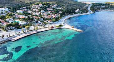Çeşme ve Seferihisar ile beraber İzmir’in turizm incisi olan Urla kolay ulaşımı, tertemiz ve sakin koyları, sanatın kendini adım adım hissettirdiği sokakları ve şık restoranlarıyla ziyaretçilerine büyük bir keyif sunuyor.
