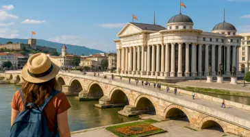 Yalnızca Üsküp değil tüm Balkanlar ve Avrupa’da da ünlü olan Taş Köprü mimari ve tarihi açıdan turistlerin ilgisini çekmektedir. Vardar Nehri’nin de en önemli yerlerinin başında gelmektedir.