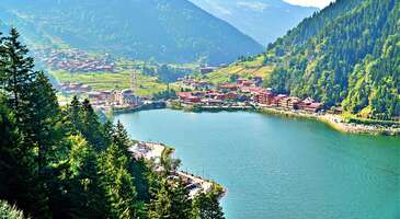Her ilçesi bambaşka bir güzellik sunan Trabzon köprüleri, yaylaları ve gölleriyle farkını ortaya koyuyor. Karadeniz’in 4 bin yıllık tarihi olan bu benzersiz şehri, tatil açısından da birçok alternatif sunuyor. Karadeniz Bölgesi’nin en büyük ikinci şehri olan Trabzon, deniz seviyesinden yüzlerce metre yükseklikte konumlanan popüler yaylalara sahip. Bu yönüyle yıllardır yayla turizminde öne çıkan Trabzon ayrıca sayısız halk plajıyla da kavurucu yaz sıcaklarında serin ve keyifli bir ortam vadediyor.