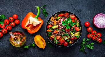 Türkiye’nin birçok şehrinde artık vegan yemekler sunan mekanlar hizmet veriyor. Usta şeflerin organik ve taze ürünlerle hazırladıkları kahvaltılıklar, burgerler, falafeller ve tatlılara kadar pek çok lezzeti vegan mekanlarda bulabilirsin.