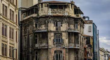 İstanbul, 19. y&uuml;zyılın sonunda sadece iki kıtanın değil, aynı zamanda doğunun mistisizmi ile batının modernleşme arzusunun da buluşma noktasıydı. Bu d&ouml;nemde Avrupa&rsquo;yı kasıp kavuran art nouveau (Yeni Sanat) akımı, Padişah II. Abd&uuml;lhamid&rsquo;in davetiyle şehre gelen İtalyan mimar Raimondo D&rsquo;Aronco ve levanten mimarların eliyle İstanbul sokaklarında yer edinmeye başladı. Doğanın yansımalarının zarafet ile taşa, demire, cama işlendiği binalar, bug&uuml;n şehrin en asil ve kadim hazinelerinden biri. Hadi İstanbul&rsquo;un kendine has art nouveau yapılarını keşfetmeye başla! 1. Botter Apartmanı / İstiklal Caddesi İstiklal Caddesi, T&uuml;nel tarafında yer alan ve etkileyici cephesiyle dikkat &ccedil;eken Botter Apartmanı (Casa Botter), İstanbul&rsquo;un ilk art nouveau yapılarından. Saray terzisi Jean Botter i&ccedil;in yapılan bu bina, d&ouml;neminde hem bir defile merkezi hem de bir aile evi olarak kullanılmış. Cephesindeki ağlayan kadın maskları ve taşlara sarılan bitki motifleri ise art nouveau akımının en net g&ouml;r&uuml;l&uuml;r detayları. İBB Miras&rsquo;ın restorasyonuyla şehre geri kazandırılan yapı bug&uuml;n tasarım ve k&uuml;lt&uuml;r mekanı olarak kullanılıyor. İ&ccedil;inde d&uuml;zenli ve s&uuml;reli sergiler yer alıyor. Konum Linki {calismasaatleri}Giriş &uuml;creti &Uuml;cretsiz A&ccedil;ık olduğu saatler Haftanın her g&uuml;n&uuml; 10.00-19.00 {/calismasaatleri} 2. Vlora Han / Sirkeci Emin&ouml;n&uuml;&rsquo;n&uuml;n merkezinde Sirkeci Meydanı&rsquo;na yakın bir noktada yer alan Vlora Han, g&uuml;n i&ccedil;inde bir&ccedil;ok kişinin &ouml;n&uuml;nden ge&ccedil;tiği ama belki de hi&ccedil; fark etmediği eşsiz bir g&uuml;zellik. Binanın en &uuml;st katında bulunan balkon korkuluklarında g&ouml;r&uuml;len demir iş&ccedil;iliği, art nouveau mimarinin bir &ouml;rneği. Demirin bir sanat eseri gibi işlendiği Vlora Han, ayrıca cephesindeki g&uuml;l kabartmaları ile "G&uuml;ll&uuml; Han" lakabına sahip. Konum Linki {insightBoxStart}Yazar Notu: Vlora Han&rsquo;ı &ouml;zel m&uuml;lk stat&uuml;s&uuml;ne sahip olduğu i&ccedil;in i&ccedil;eri girip gezmek m&uuml;mk&uuml;n değil. Ama dışarıdan estetik mimarisini inceleyebilmen m&uuml;mk&uuml;n.{insightBoxEnd} 3. Mısır Apartmanı / İstiklal Caddesi 1910 yılında inşa edilen Mısır Apartmanı, art nouveau akımının daha rasyonel ve g&ouml;rkemli bir yorumu. Aynı zamanda geniş balkonu ve cephesindeki heykel detaylarla Beyoğlu&rsquo;nun en prestijli yapılarından biri. Mısır Apartımanı&rsquo;nın edebiyat alanında da kuvvetli bir değeri var. İstiklal Marşı&rsquo;mızın şairi Mehmet Akif Ersoy, son g&uuml;nlerini burada ge&ccedil;irmiş. Konum Linki {insightBoxStart}Yazar Notu: Mısır Apartımanı i&ccedil;inde Mehmet Akif Ersoy Hatıra Evi, sanat galerileri ve &ccedil;eşitli şirketler yer alıyor. Apartman i&ccedil;ini gezip g&ouml;rebilmen m&uuml;mk&uuml;n. Ayrıca en &uuml;st katında harika bir manzaraya sahip restoran ve gece kul&uuml;b&uuml; olan 360 yer alıyor.{insightBoxEnd} 4. Hidiv Kasrı / Beykoz Anadolu Yakası&rsquo;nın eşsiz yapısı, art nouveau akımındaki doğa yansımalarının mimariye nasıl sezdiğinin b&uuml;y&uuml;k bir &ouml;rneği. İ&ccedil;erideki vitraylar, mermer fıskiyeler ve tavanlardaki meyve-&ccedil;i&ccedil;ek motifleri de bu akımın net kanıtı. İstanbul&rsquo;un ilk asans&ouml;rlerinden birine sahip olan kasır, d&ouml;nemin teknoloji ve sanat birleşimini en l&uuml;ks haliyle sunuyor. Konum Linki {calismasaatleri}Giriş &uuml;creti &Uuml;cretsiz A&ccedil;ık olduğu saatler Haftanın her g&uuml;n&uuml; 09.00-22.00 {/calismasaatleri} 5. Şeyh Zafir T&uuml;rbesi ve Kitaplığı / Beşiktaş Beşiktaş&rsquo;tan Yıldız&rsquo;a uzanan yokuşta karşına &ccedil;ıkan bu yapı, Raimondo D&rsquo;Aronco&rsquo;nun dehasını yansıtan nadir &ouml;rneklerden. Geleneksel Osmanlı t&uuml;rbe mimarisinden farklı olarak kavisli hatları ve geniş sa&ccedil;aklarıyla dikkat &ccedil;ekiyor. Bu y&ouml;n&uuml;yle de İstanbul&rsquo;daki art nouveaunun en sıra dışı &ouml;rneği oluyor. Kubbe altındaki zarif kalem işleri ve bitki bezemeleri ile mistisizm ve modern estetiği simgeliyor. Konum Linki 6. Pera Palas Oteli / Pera Pera Palas her ne kadar farklı &uuml;slupları barındırsa da, i&ccedil; mek&acirc;nındaki detaylarla art nouveau ruhunu yaşatıyor. &Ouml;zellikle &ccedil;ok bilinen, d&ouml;k&uuml;m demirden yapılmış asans&ouml;r&uuml; &ccedil;evreleyen ferforjeler, akımın en ikonik &ouml;rneği. Mustafa Kemal Atat&uuml;rk&rsquo;ten Agatha Christie&rsquo;ye kadar bir&ccedil;ok ismi ağırlayan Pera Palas, bug&uuml;n d&uuml;nya mimarlık tarihinin de &ouml;nemli sembollerinden biri. Konum Linki {calismasaatleri}Atat&uuml;rk M&uuml;ze Odası Tam 113,50 TL &Ouml;ğrenci 30 TL A&ccedil;ık olduğu saatler Atat&uuml;rk M&uuml;ze Odası her g&uuml;n 10.00-11.00 ve 15.00-16.00 saatleri arasında a&ccedil;ık. {/calismasaatleri} {insightBoxStart}Yazar Notu: Pera Palas&rsquo;ın girişinde yer alan Patisserie De Pera&rsquo;da &ccedil;ok g&uuml;zel tatlılar yiyebilir, ya da otel i&ccedil;inde d&uuml;zenlenen &ccedil;ay saati etkinliğine katılarak farklı bir deneyim yaşayabilirsin.{insightBoxEnd} {{campaignsSlider}} Art nouveau mimariyi g&ouml;rebileceğin diğer yerler İstanbul&rsquo;un kent mimarisini keşfetmek, sanat ve estetikle dolu mekanları rotana dahil etmek istersen listene alabileceğin diğer art nouveau yapılar ş&ouml;yle: Frej Apartmanı / Şişhane: Cephesindeki karyatidlerle (kadın b&uuml;stleriyle) akımın insan fig&uuml;r&uuml; kullanımındaki cesaretine yakından tanıklık edebilirsin. Hubyar Han / Sirkeci: Doğu ile batının estetik bir melez &ouml;rneğini, turkuaz &ccedil;inilerin art nouveau motifleriyle buluştuğunu g&ouml;rebilirsin. Karak&ouml;y Palas / Karak&ouml;y: T&uuml;nel girişinde yer alan ve levanten mimarinin en ağırbaşlı ama bir o kadar da kıvrımlı detaylara sahip yapısını keşfedebilirsin İtalyan B&uuml;y&uuml;kel&ccedil;iliği Yazlığı / Tarabya: Boğaz&rsquo;ın kıyısında, tamamen ahşap ve metalin asimetrik uyumuna dayanan yapıya tanıklık edebilirsin. Ragıp Paşa K&ouml;şk&uuml; / Caddebostan: Anadolu Yakası sahilinin en g&ouml;rkemli ve gizemli konutu olan k&ouml;şk&uuml;n vitrayları ve tavan bezemelerini fark edebilirsin. Sırada İstanbul&rsquo;un restore edilerek sosyal yaşamda var olmaya devam eden yapılarını keşfetmek var. İstanbul&rsquo;a yeniden kazandırılan yapılar hangileri incelemek i&ccedil;in linke tıklayabilirsin.