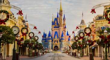 İstersen kendi içindeki çocuğu istersen karne alan çocuklarını ödüllendirebileceğin, dünyanın en keyifli ve en popüler tema parkları karşında. Hadi arkadaşlarını ya da aileni toplayıp güzel ve eğlenceli bir seyahat planı yap ve dilediğin tema parkta doyasıya eğlen.