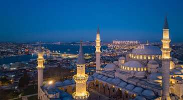 Her yıl sevinçle karşılanan ramazan ayı, bu yıl da geldi çattı. Türkiye’nin dört bir yanında başlayan hazırlıklar, her şehirde farklı şekillenirken İstanbul, birçok etkinliğe ev sahipliği yapıyor. Şehrin sokaklarının yavaşladığı, insanların aynı sofrada bir araya geldiği bu mübarek ayda minareler arasındaki mahyalar, iftara yetişmeye çalışan insanlar, sahur vakti her evden duyulan davul sesleri ve akşamları kurulan etkinlik alanlarıyla ramazanda bambaşka bir atmosfere ulaşan İstanbul’da gerçekleştirilecek etkinlikleri senin için listeledik.