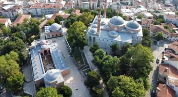 Bursa’nın en güzel ilçelerinden İnegöl, tarihi ve doğal güzellikleriyle mutlaka ziyaret edilmesi gereken yerler arasında yer alıyor. Her mevsim bambaşka güzellikleriyle farklı mekanları keşfedebileceğin İnegöl, gezilecek yerler açısından da oldukça zengin. Bursa’ya 58 kilometre uzaklıkta yer alan İnegöl, doğal güzelliklerinin yanı sıra sanayisi, mobilyaları ve dillere destan İnegöl köftesiyle de oldukça meşhur.