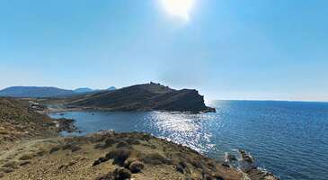 Kendine has mimarisi, trafikten, gürültüden uzak atmosferi, yerli ve yabancı turistlerin gezi listelerinde her zaman kendine yer bulan plajları ve bakir koyları ile Gökçeada, Türkiye’nin tam anlamıyla cennet köşelerinden biri.