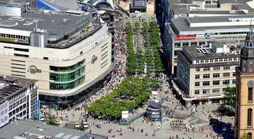 Frankfurt’un en ünlü alışveriş caddelerinden biri olan Zeil Caddesi, önemli olaylar ve etkinliklere de ev sahipliği yapan, tam anlamıyla şehrin kalbi diyebileceğiniz bir yer.