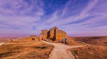UNESCO Dünya Mirası Listesi’nde 18 kalıcı eseri bulunan Türkiye’den 5 eser daha geçici listeye alındı. Ankara Beypazarı, İzmir Tarihi Liman Kenti, Osmaniye Karatepe-Aslantaş Arkeolojik Alanı, Kayseri Koramaz Vadisi, Diyarbakir Zerzevan Kalesi geçici listeye dahil edildi.