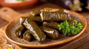 Kuşadası, Ege ve Akdeniz mutfaklarının zengin lezzetlerinin bir araya geldiği, deniz ürünleri ve zeytinyağlı yemeklerin öne çıktığı bir mutfağa sahip. Taze deniz ürünleri, zeytinyağlı sebzeler, otlar ve baharatlarla hazırlanan yöresel lezzetler Kuşadası'nın sofralarını renklendiriyor. Kabak çiçeği dolması, zeytinyağlı enginar, turp otu salatası gibi zeytinyağlılar adanın ünlü yemekleri arasında.