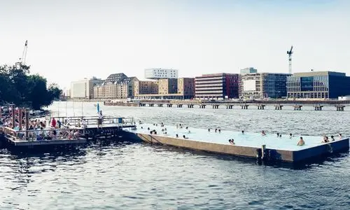 Badeschiff üzmə hovuzu