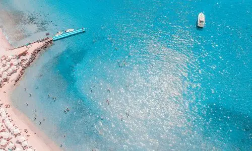 منظر جوي لبحر داليان النظيف والناس يستحمون على الشاطئ