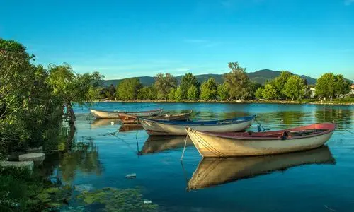 قوارب الصيد في بحيرة إزنيق في بورصة، تركيا