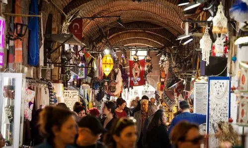 الناس يتسوقون في Kemeraltı Bazaar