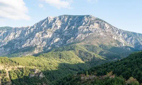 المناظر الطبيعية الجبلية في حديقة جبل سبيل الوطنية في مقاطعة مانيسا في تركيا.