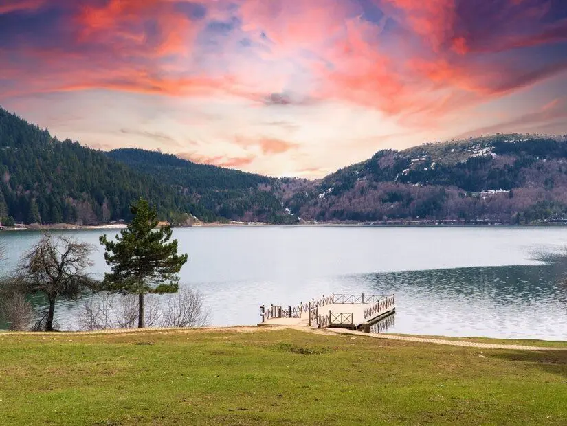Abant Gölü gün batımında yansımalarla birlikte göl ve dağ manzarası