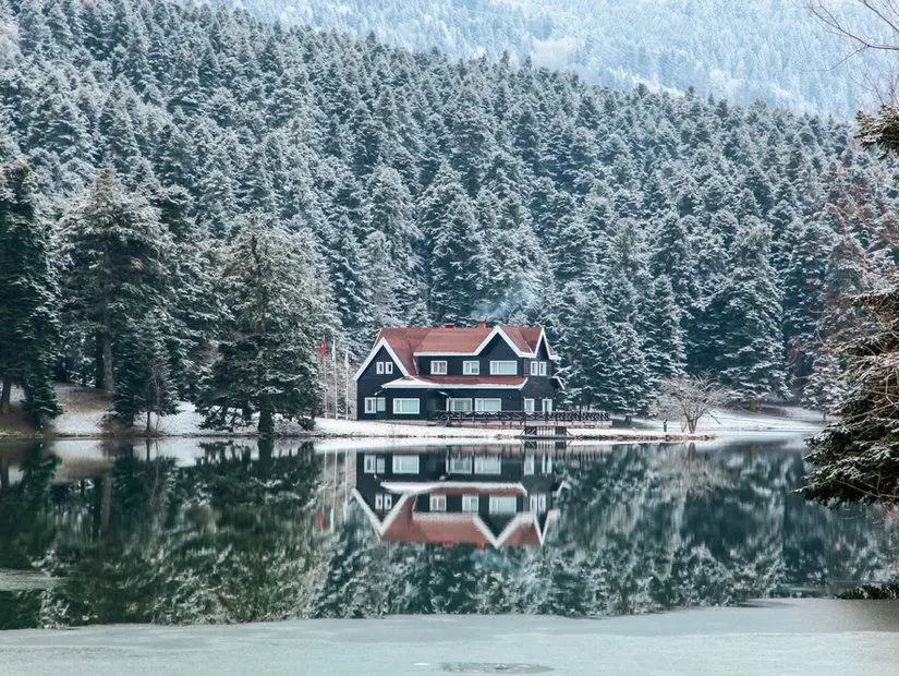 Bolu Gölcük Milli Parkı'ndaki ormanın içindeki kış ahşap Göl evi,