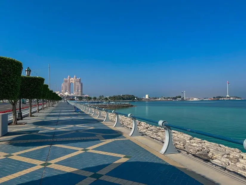 Abu Dabi Corniche sahil şeridinin görünümü