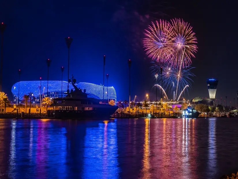 Abu Dabi'deki Yas Marina gece görünümü