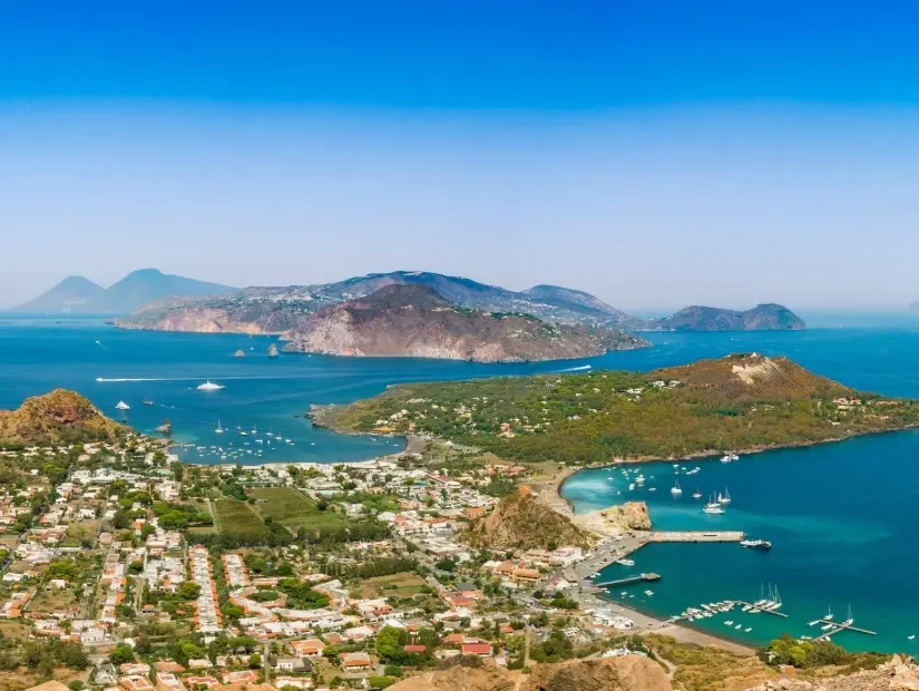 Aeolian Adaları'ndaki Vulcano adasından yaz manzarası