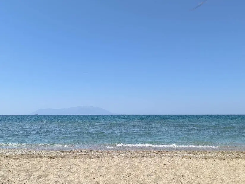 Agia Paraskevi Plajı kumsal ve denizin görünümü