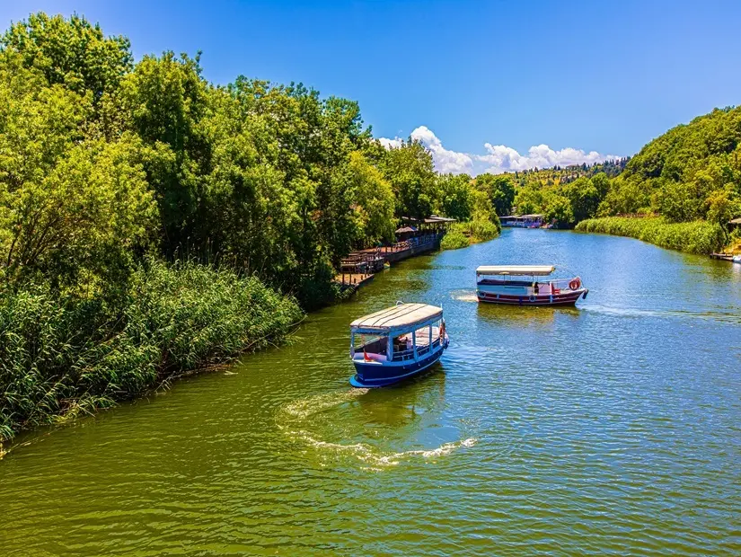 Göksu Nehri üzerinde gezinen turistik tur teknelerinin görünümü.