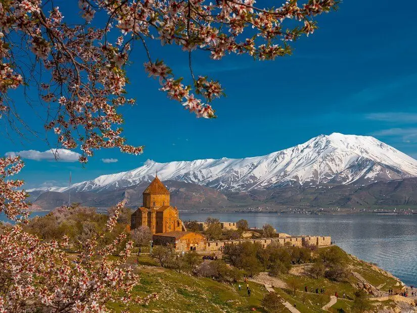 Akdamar Adası ilkbaharda görünümü