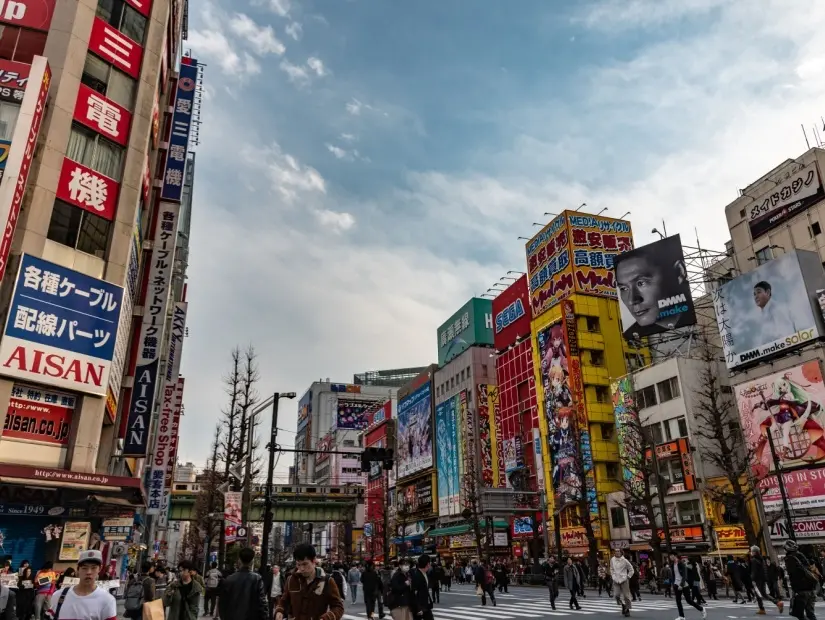 Elektrik kasabası Akihabara'daki sokakların görünümü
