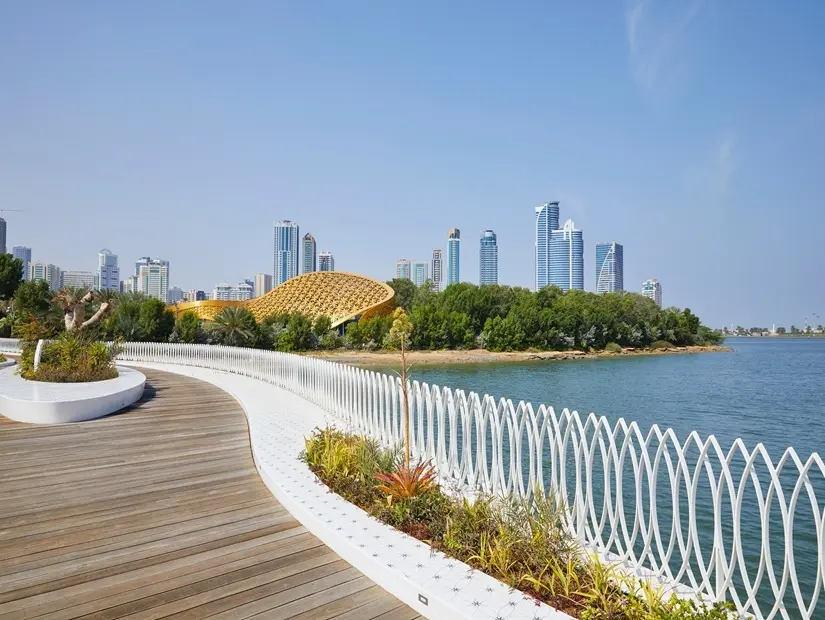 Birleşik Arap Emirlikleri'nin Sharjah şehrinin silüetiyle 'Al Noor' adasının görünümü