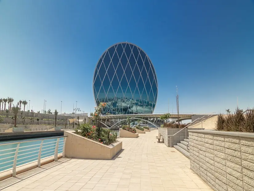 Aldar Merkez Binası etkileyici mimari tasarımı görünümü
