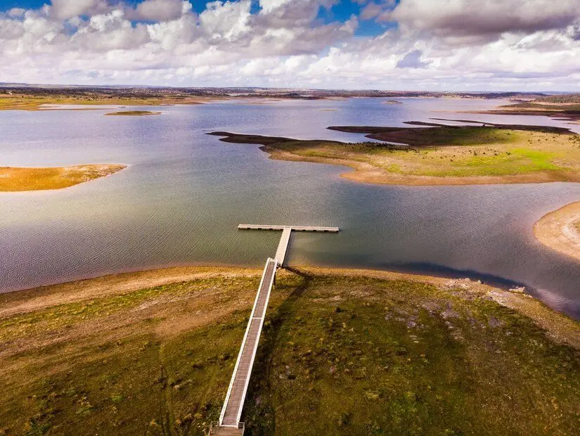Alqueva Gölü (Barragem de Alqueva) havadan görünümü