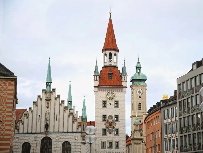 Münih, Almanya'daki Marienplatz'taki Eski Belediye Binası (Altes Rathaus) binası