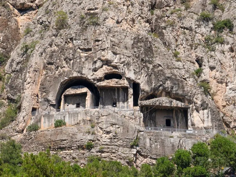 Amasya kral kaya mezarları