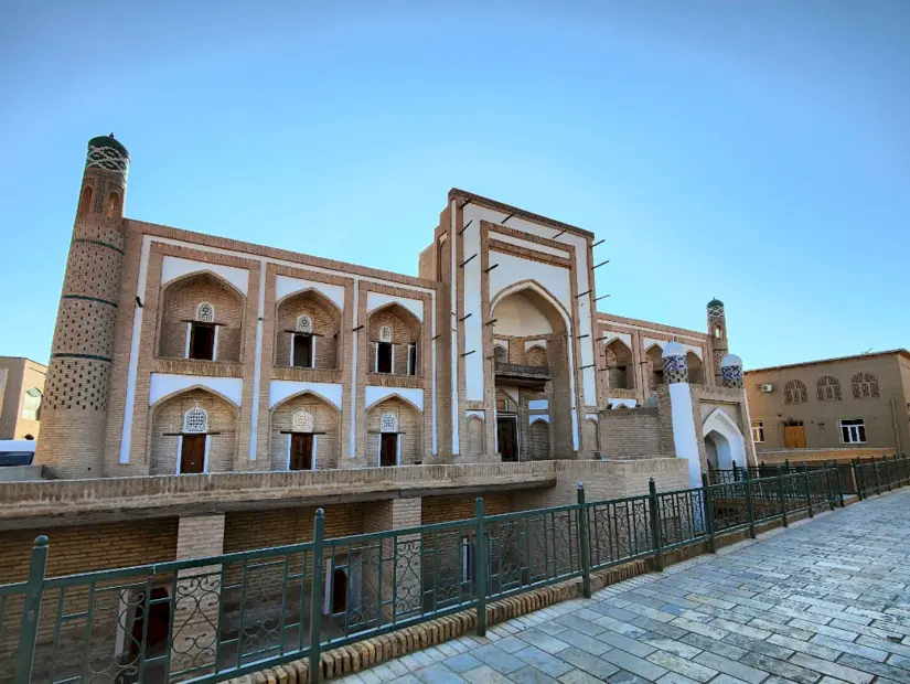 Amir Tura Medresesi dış görünümü