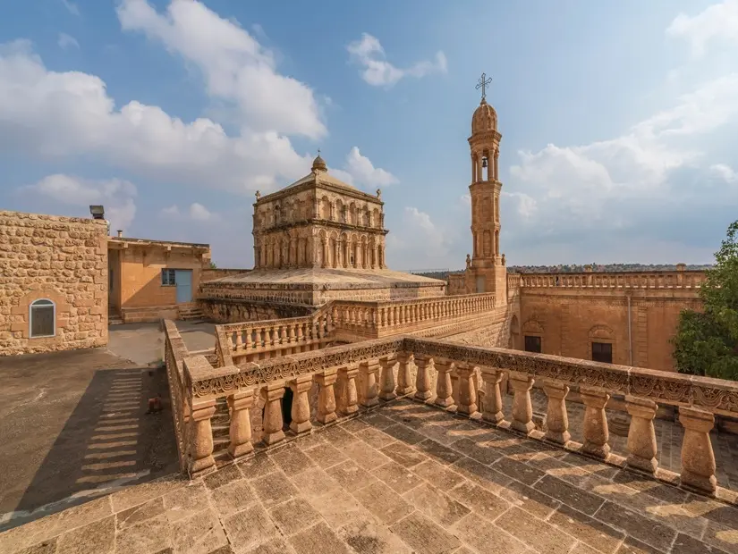 Mardin ilinin Midyat ilçesi yakınlarında bulunan muhteşem mimarisi ve taş işçiliğiyle Meryem Ana Kilisesi
