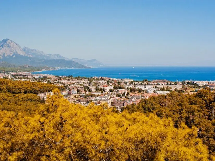 Türkiye'deki bir dağdan Kemer kasabası ve denizin sonbahar manzarası.
