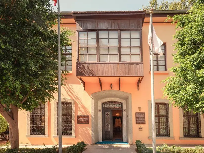 Antalya Atatürk Evi ve Müzesi girişi görünümü