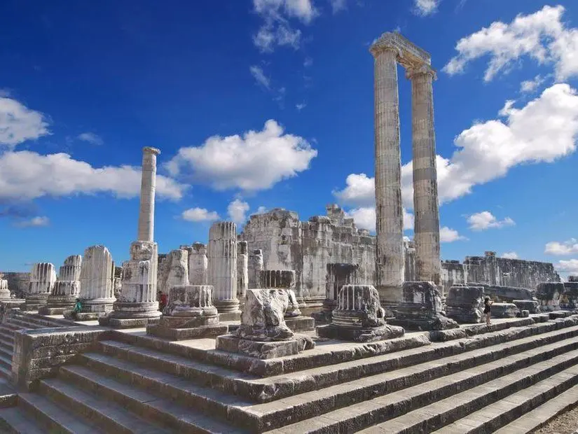 Güneş doğarken Side'deki Apollon Tapınağı kalıntıları