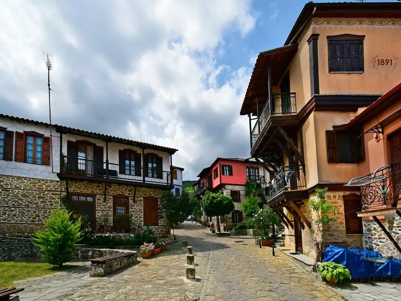 renkli evler ve Arnavut kaldırımlı sokaklar; aynı zamanda Arnaia olarak da adlandırılan tarihi bir köy