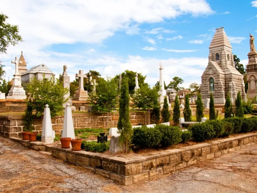 Atlanta'daki Oakland Mezarlığı'ndaki anıtlar, mezar taşları ve mezarlar.