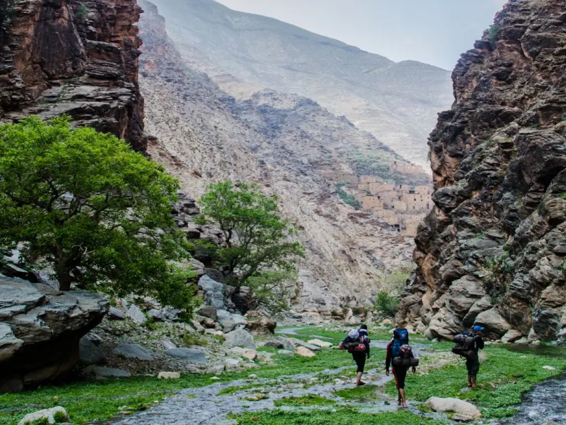 Fas Yüksek Atlas Nehri'nde yürüyüş