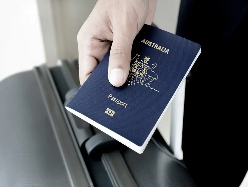 elinde Avustralya pasaportu olan yolcu