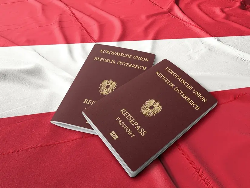 bayrak üzerine konulmuş Avusturya pasaportu